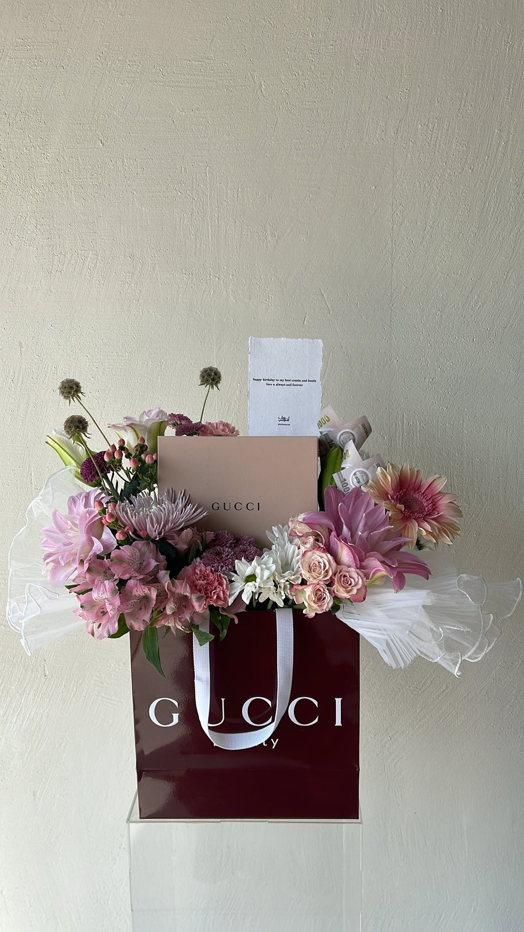 هدية Gucci و ٢٠٠٠ كاش
