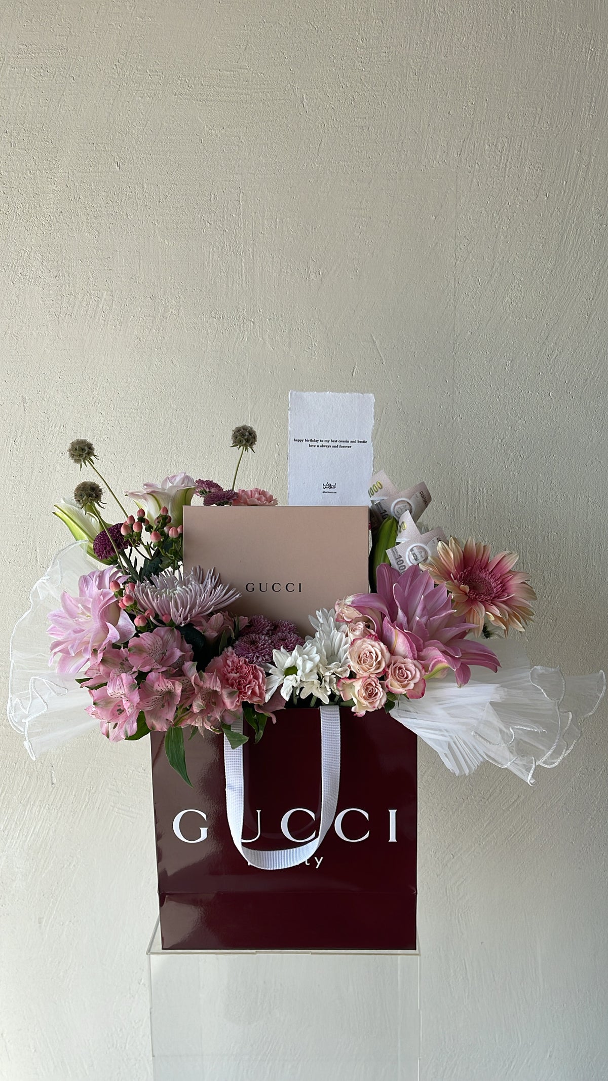 هدية Gucci و ٢٠٠٠ كاش