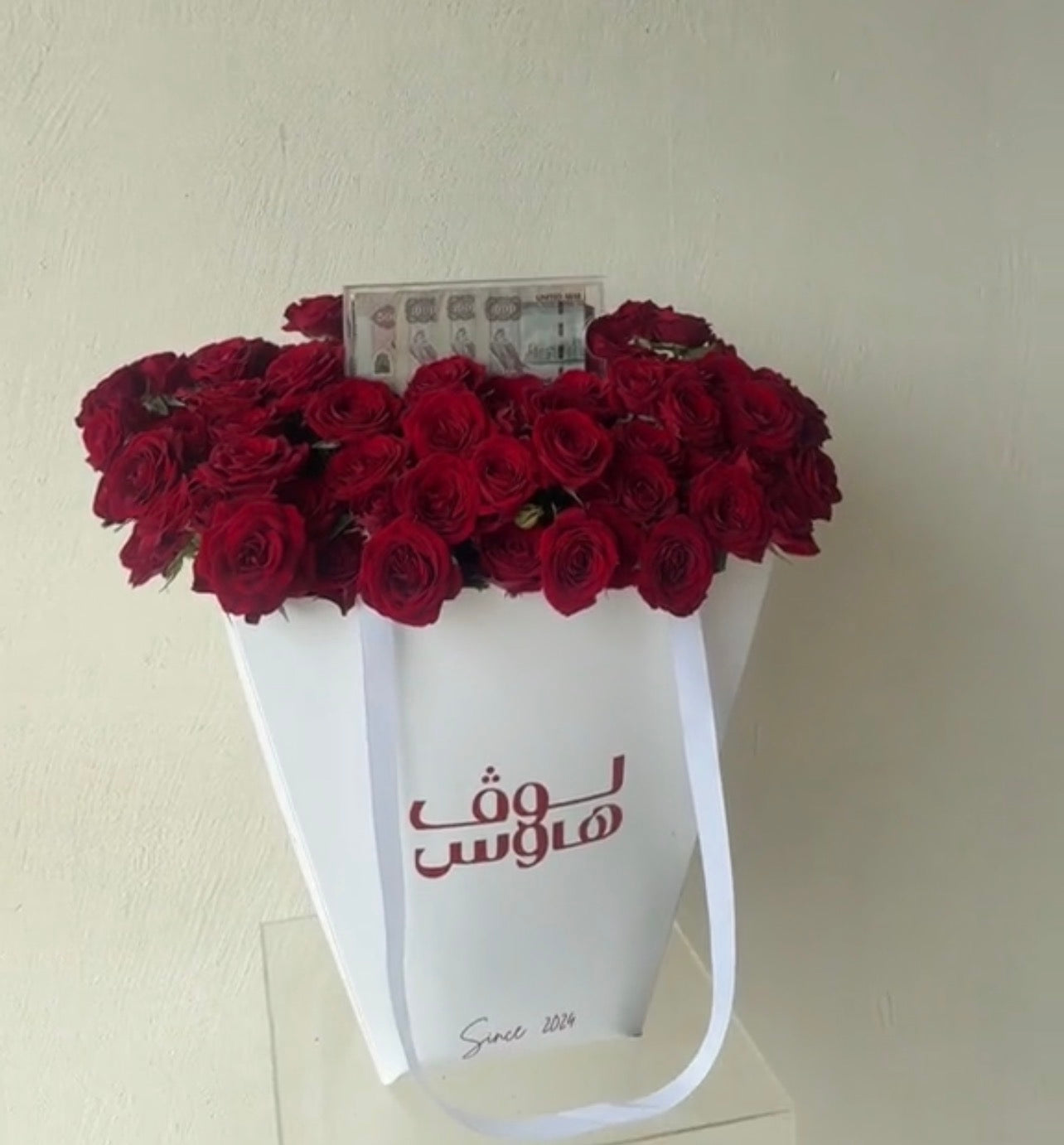 باقة حمرا مع ٣٥٠٠ كاش
