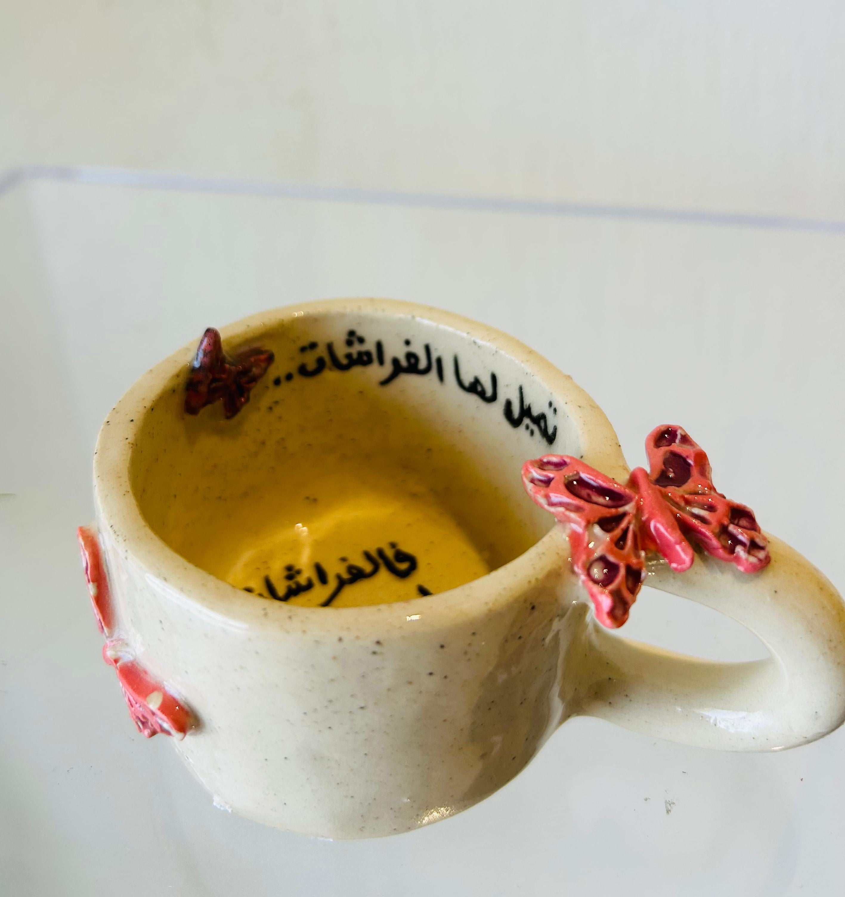كوب الفراشات الوردي