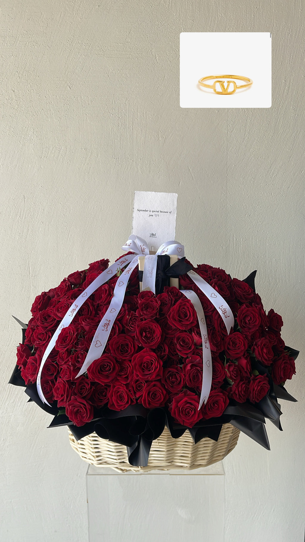 خاتم valentino بسلة حمراء