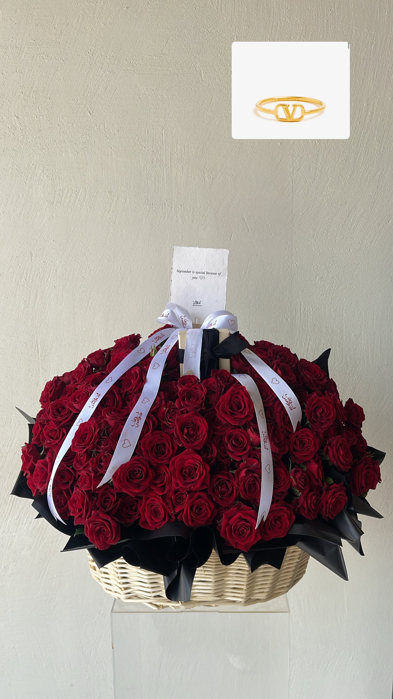 خاتم valentino بسلة حمراء