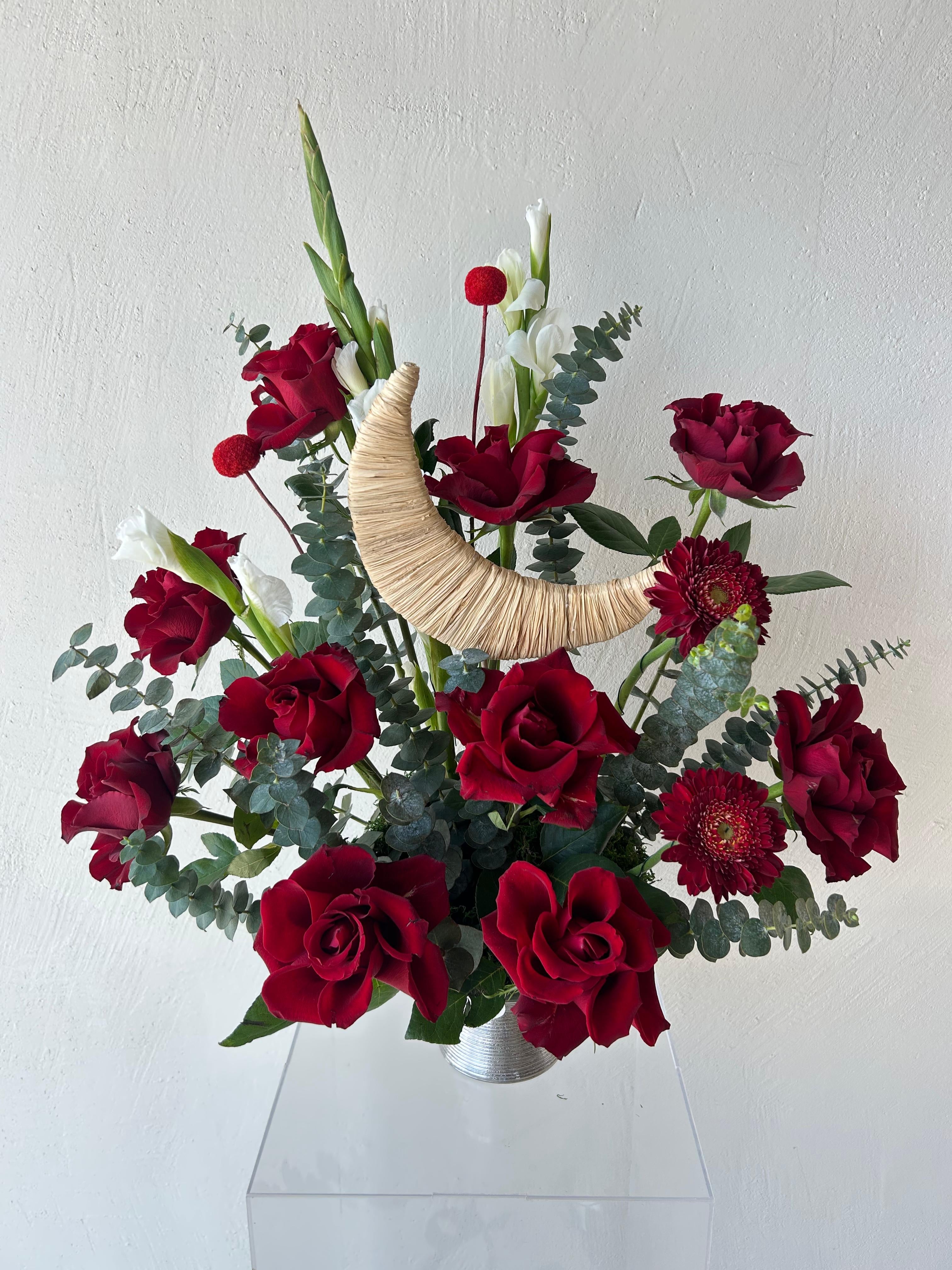 تنسيق ورد أحمر راقي مع هلال 🌙 ❣️