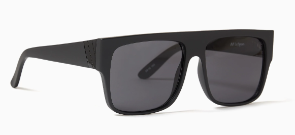 مسباح ابيض ونظارة شمسية من  Le Specs