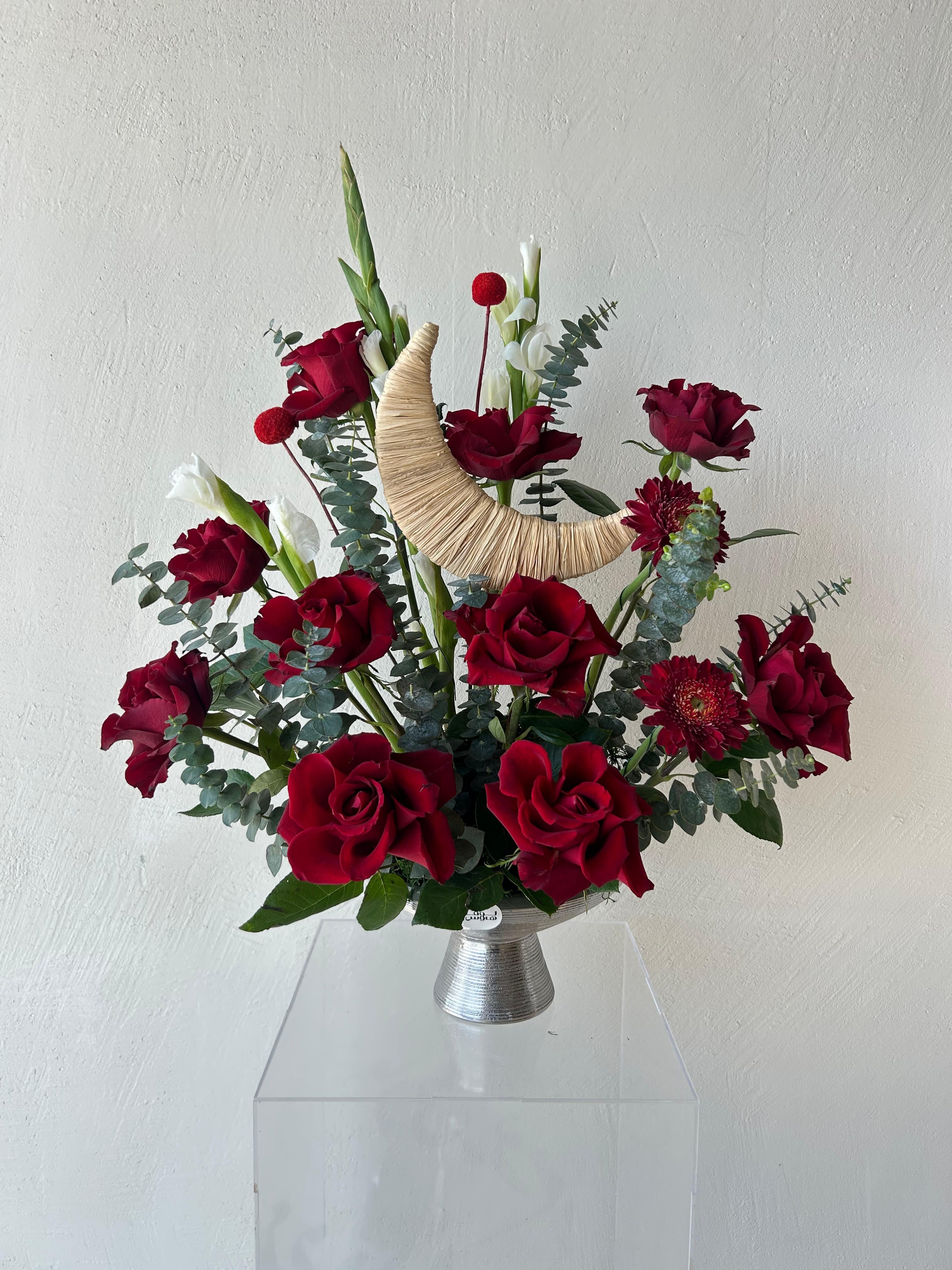 تنسيق ورد أحمر راقي مع هلال 🌙 ❣️