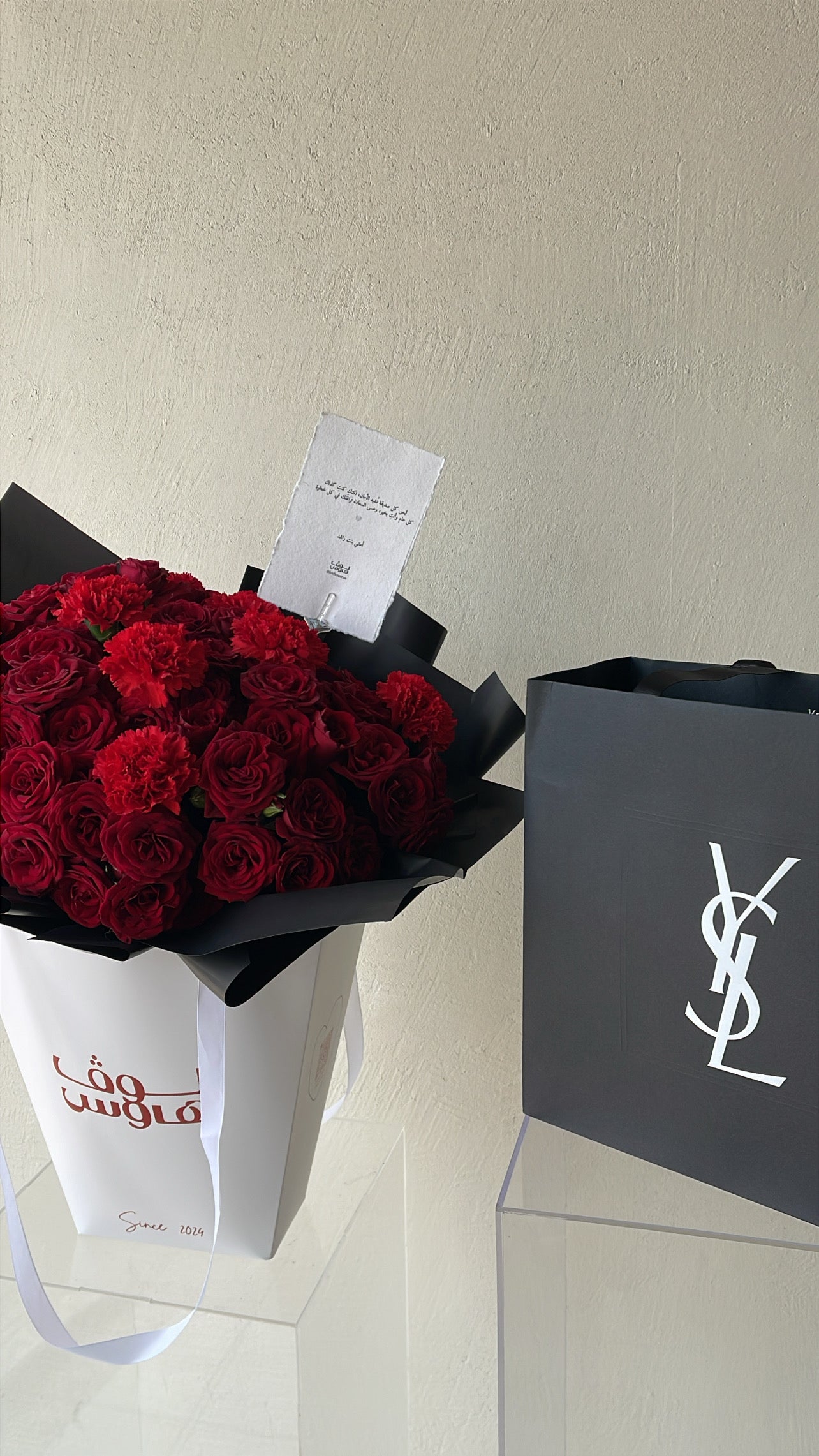 باقة حمراء مع هدية ysl