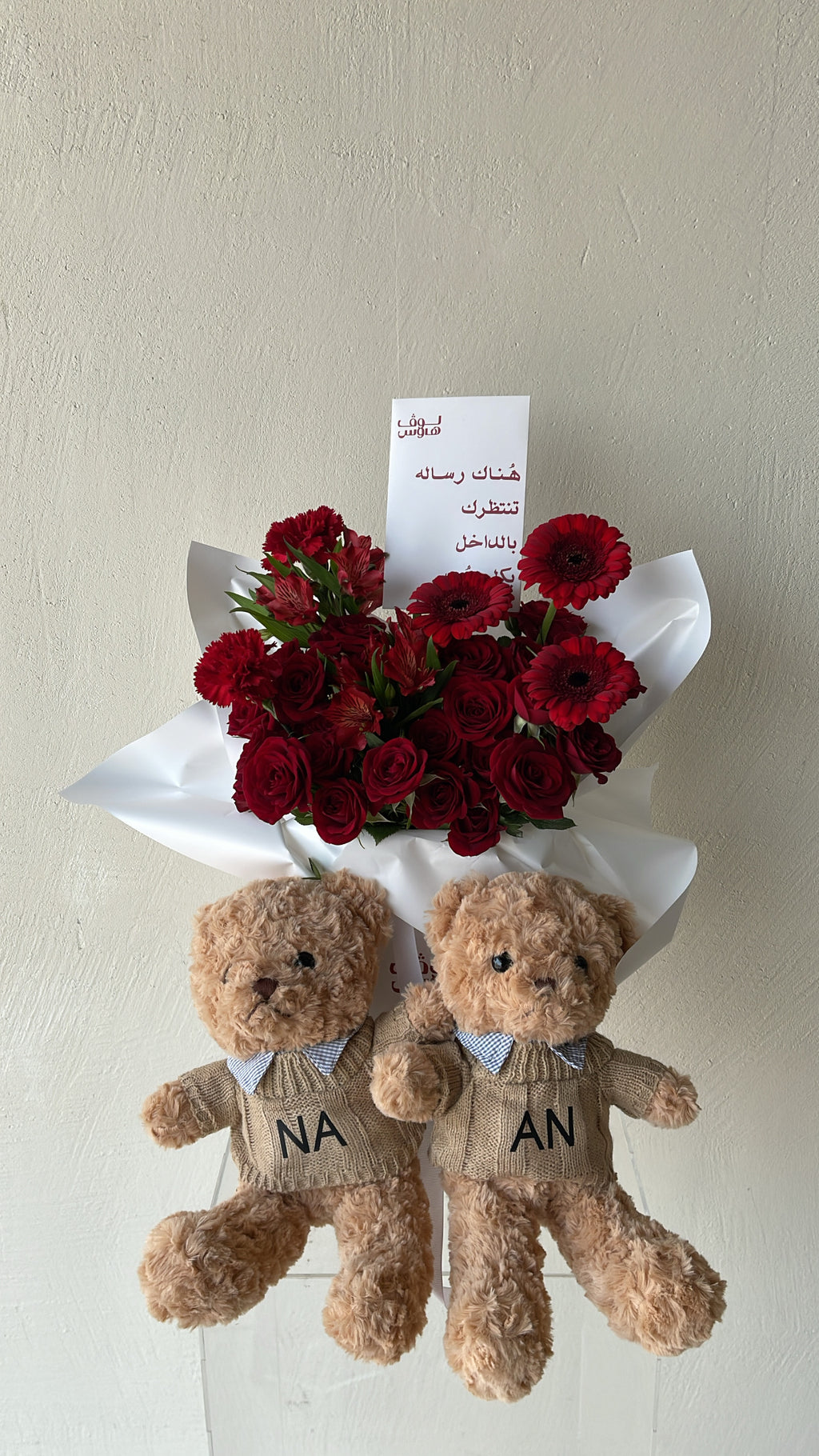 باقة حمراء مع دبدوبين
