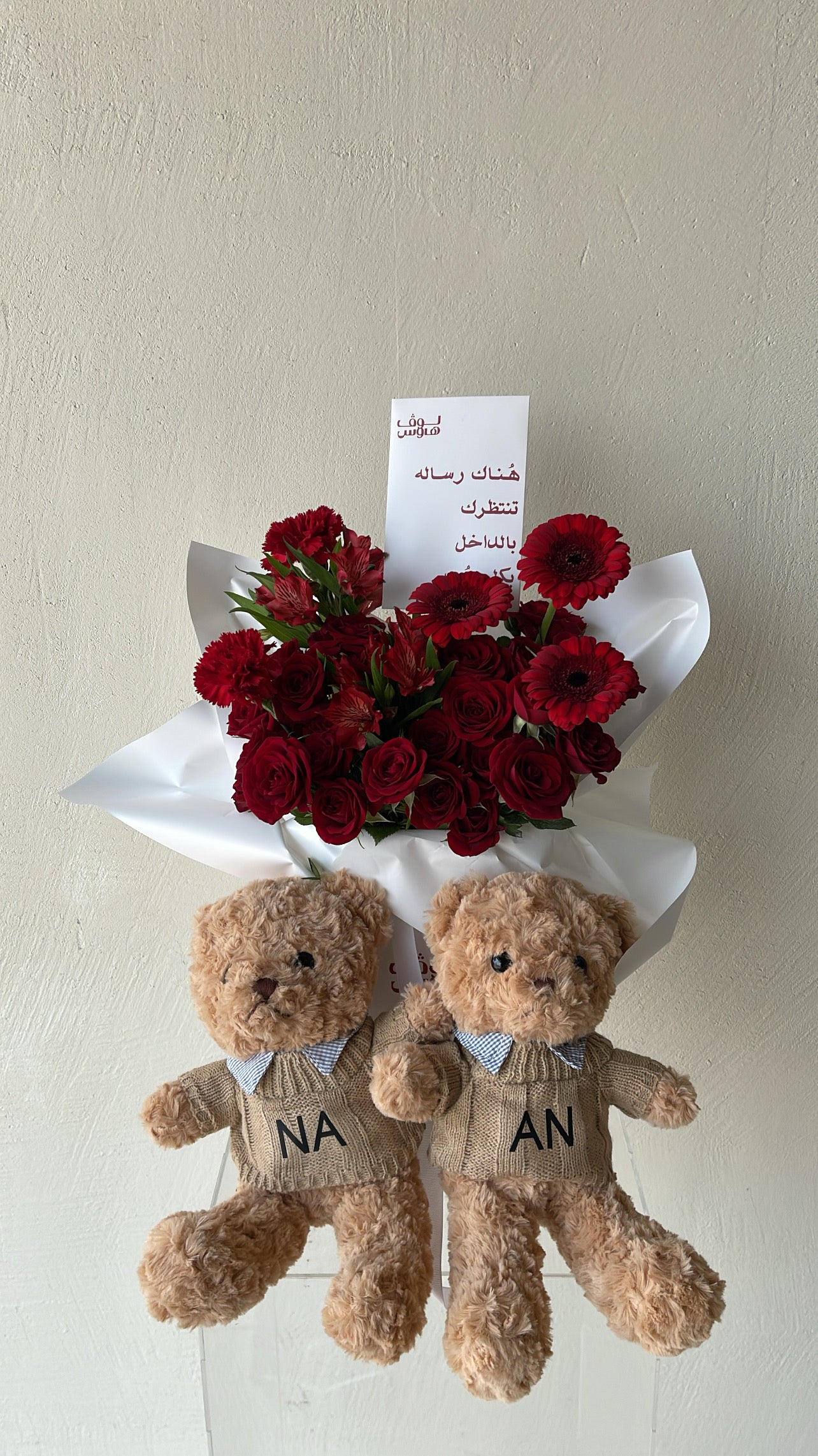 باقة حمراء مع دبدوبين