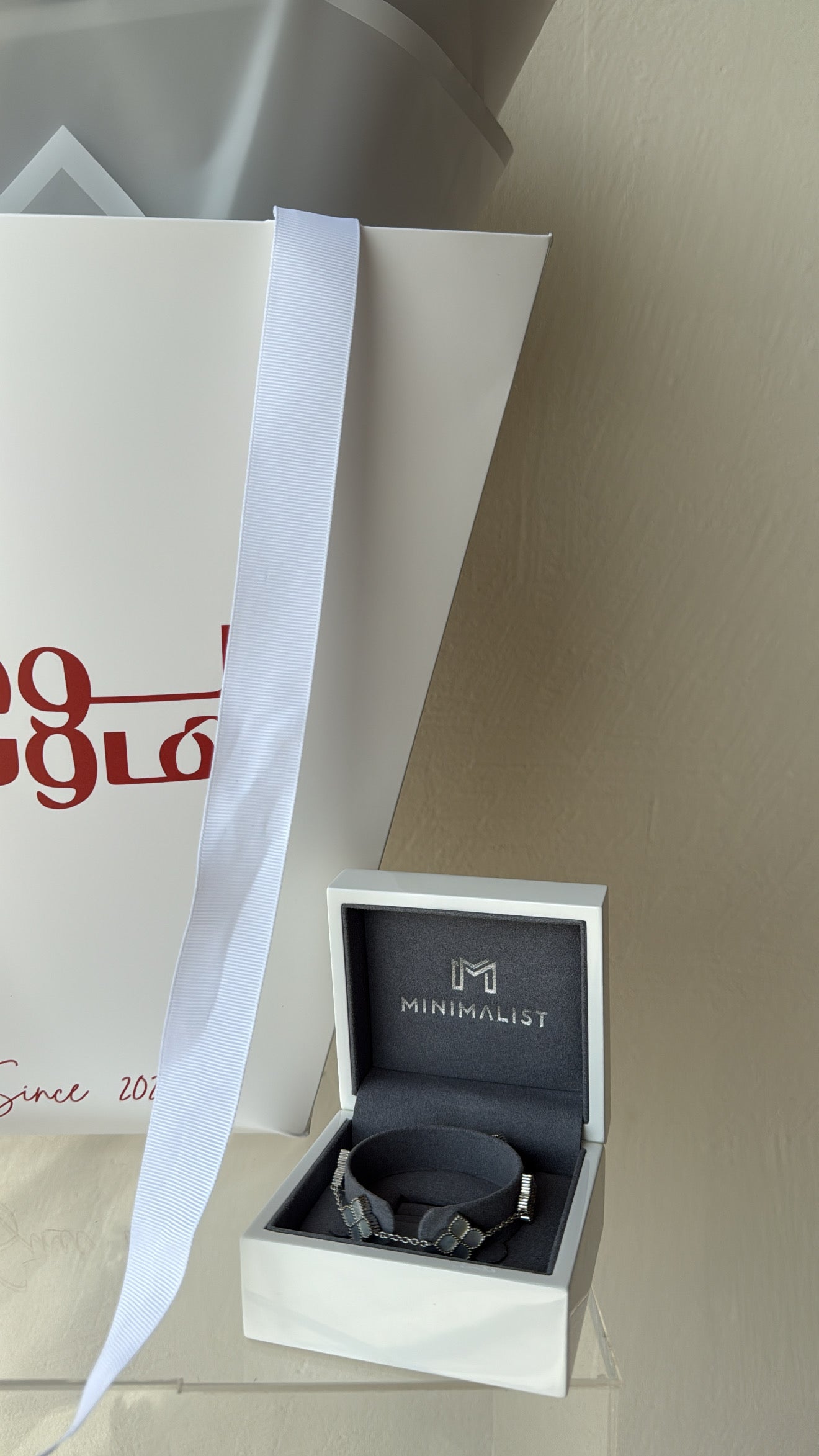 اسوارة minimalist مع باقة تخرج