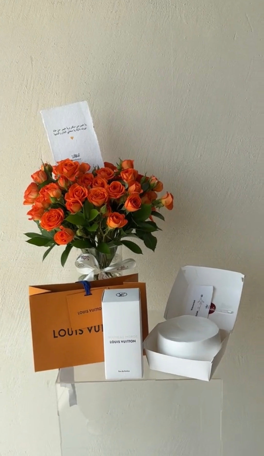 عطر LV مع فازة برتقالية وكيكة