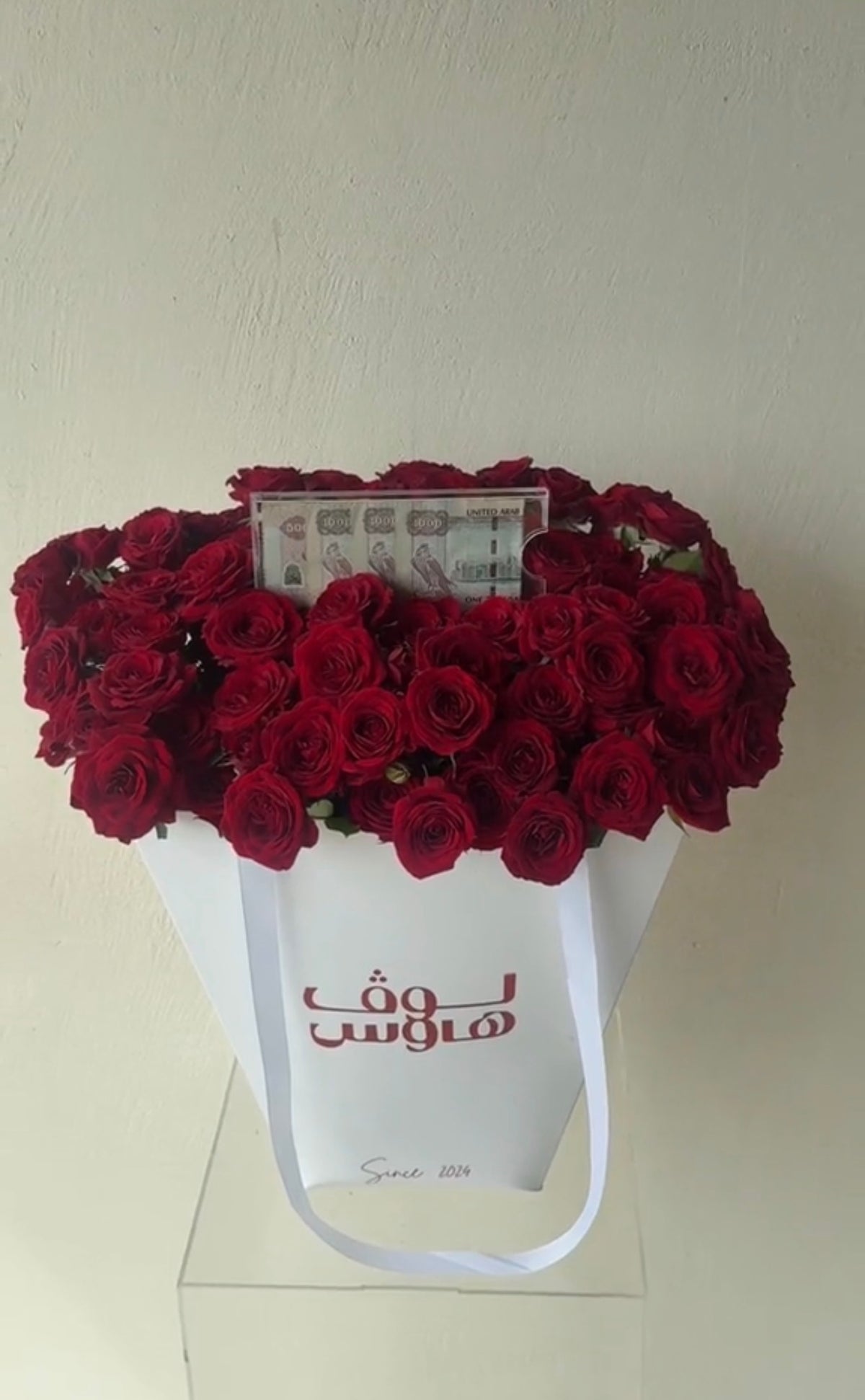 باقة حمرا مع ٣٥٠٠ كاش