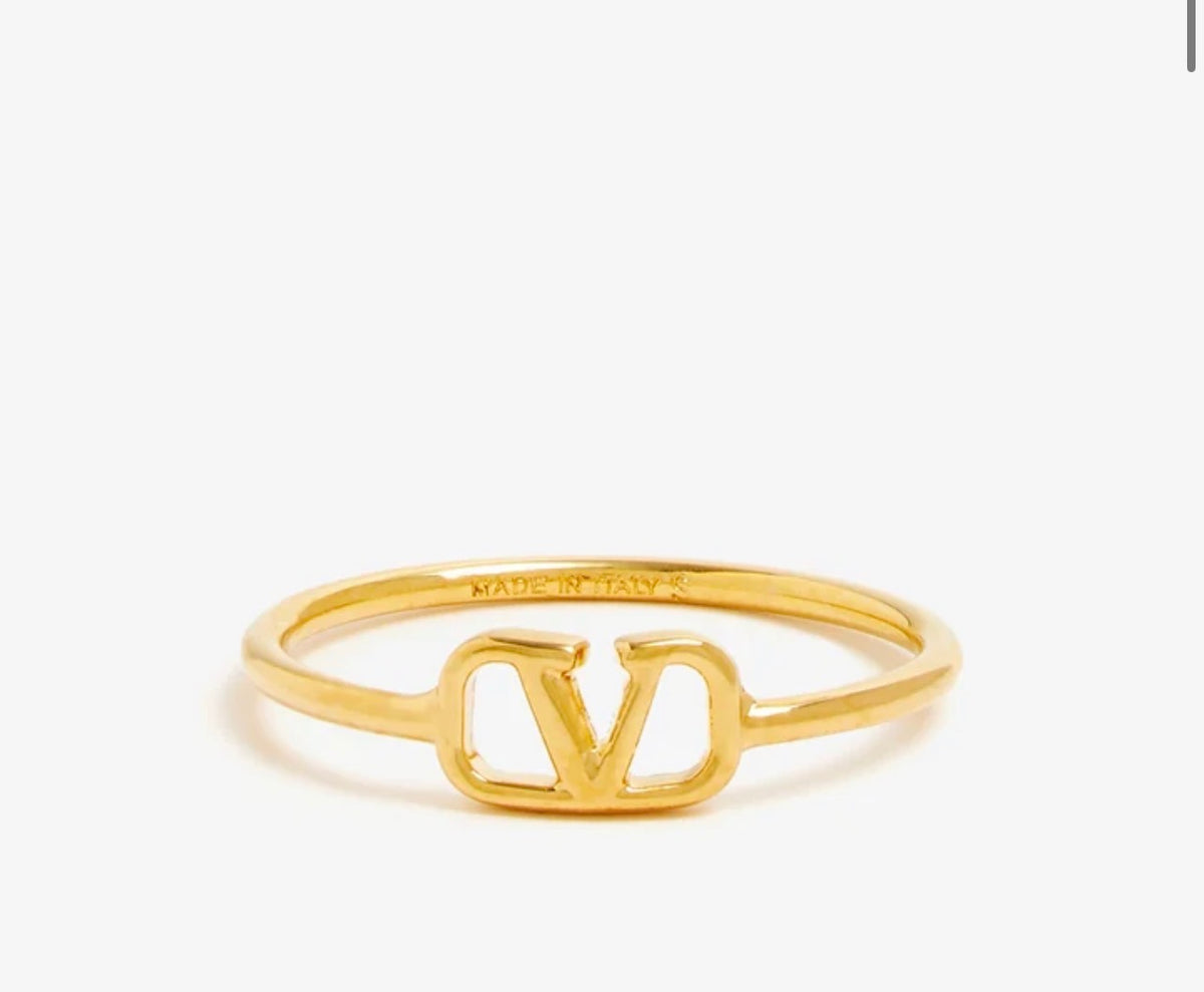 خاتم valentino بسلة حمراء
