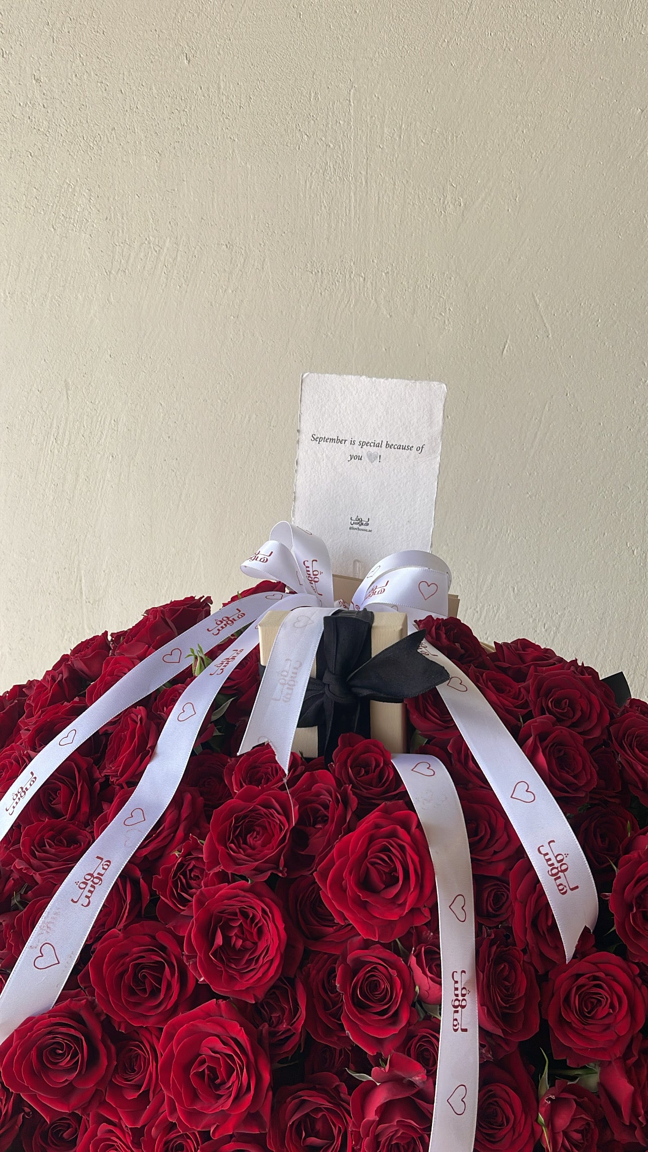 خاتم valentino بسلة حمراء