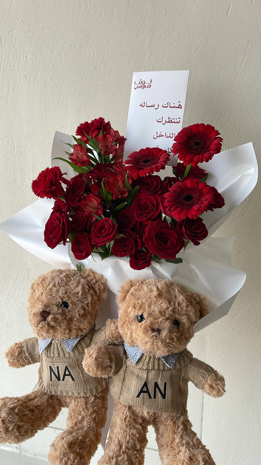 باقة حمراء مع دبدوبين