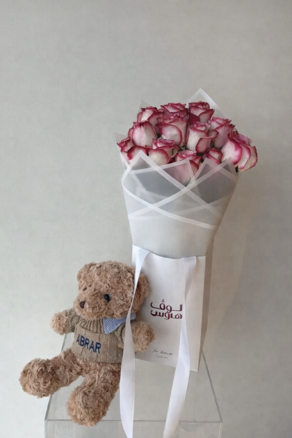 باقة ورد وردي مع دبدوب بطباعه الاسم