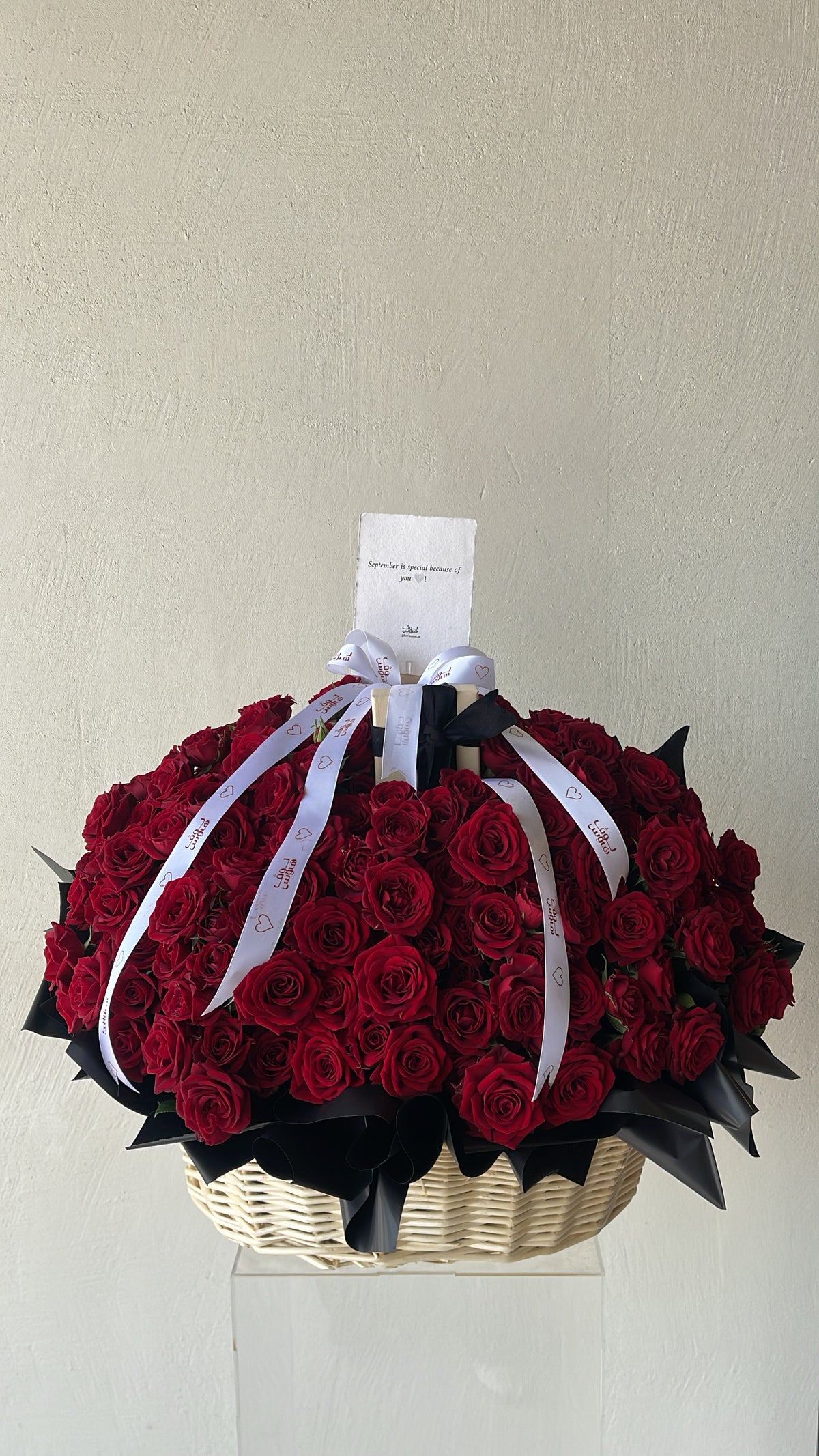 خاتم valentino بسلة حمراء