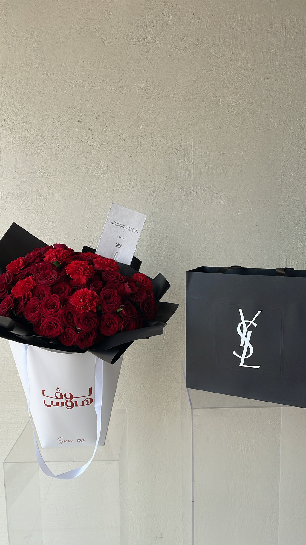 باقة حمراء مع هدية ysl