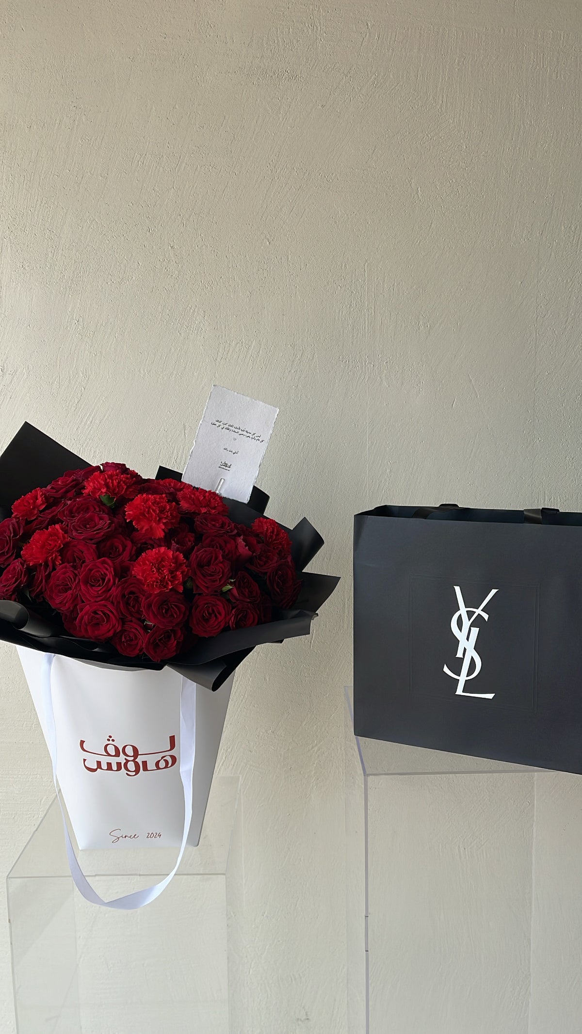 باقة حمراء مع هدية ysl