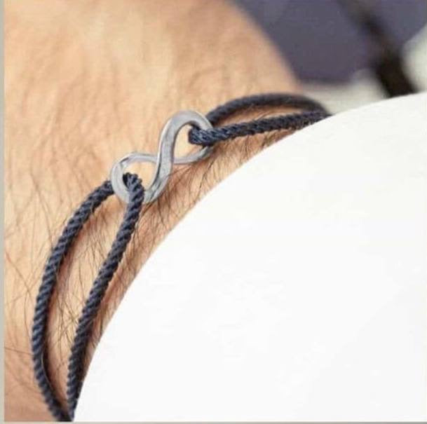 d1 milano , feathers صينية كيك مع أسوارة يد وساعة رجالية من