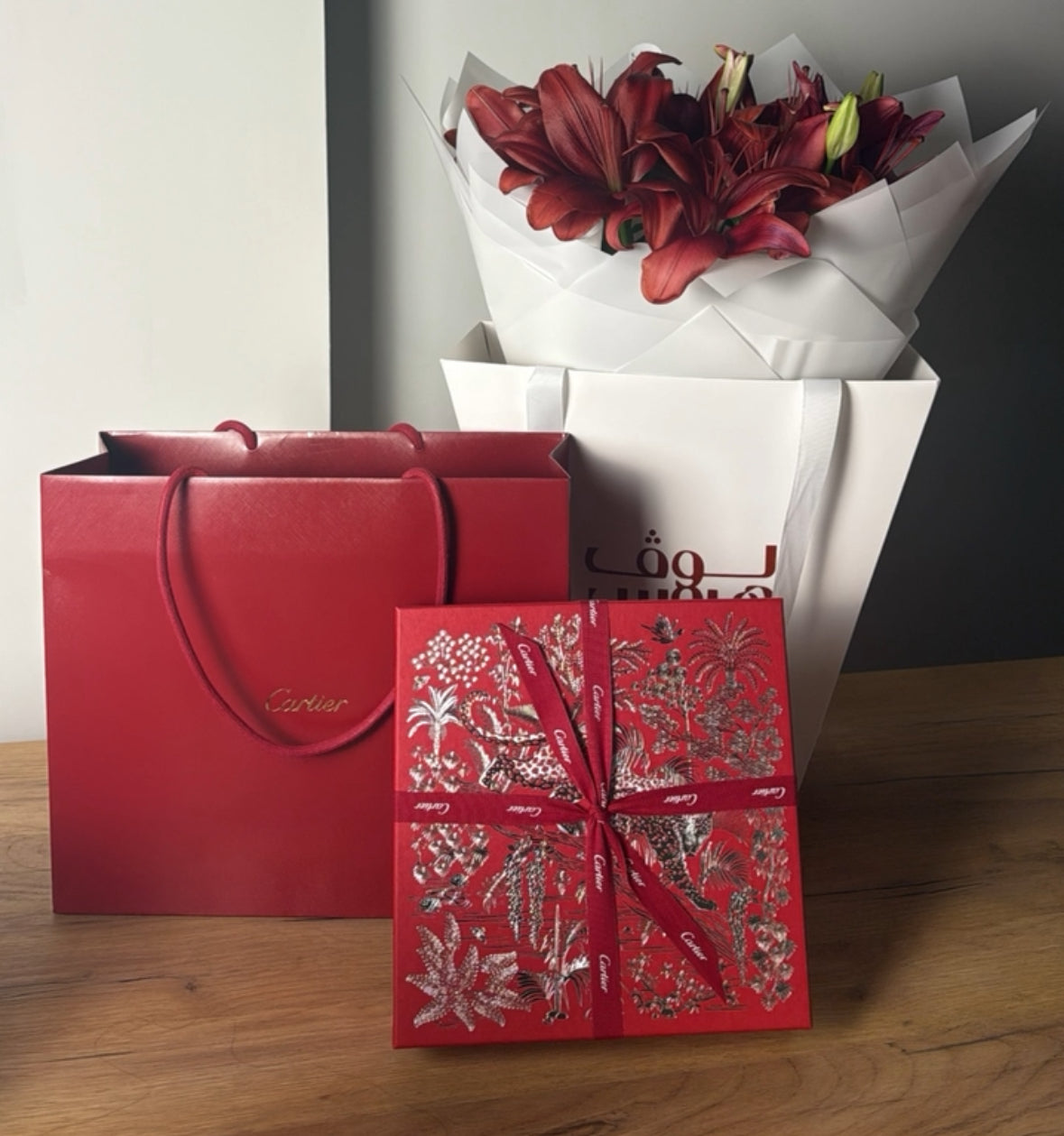 مع الليلي الأحمر النادر Cartier عطر