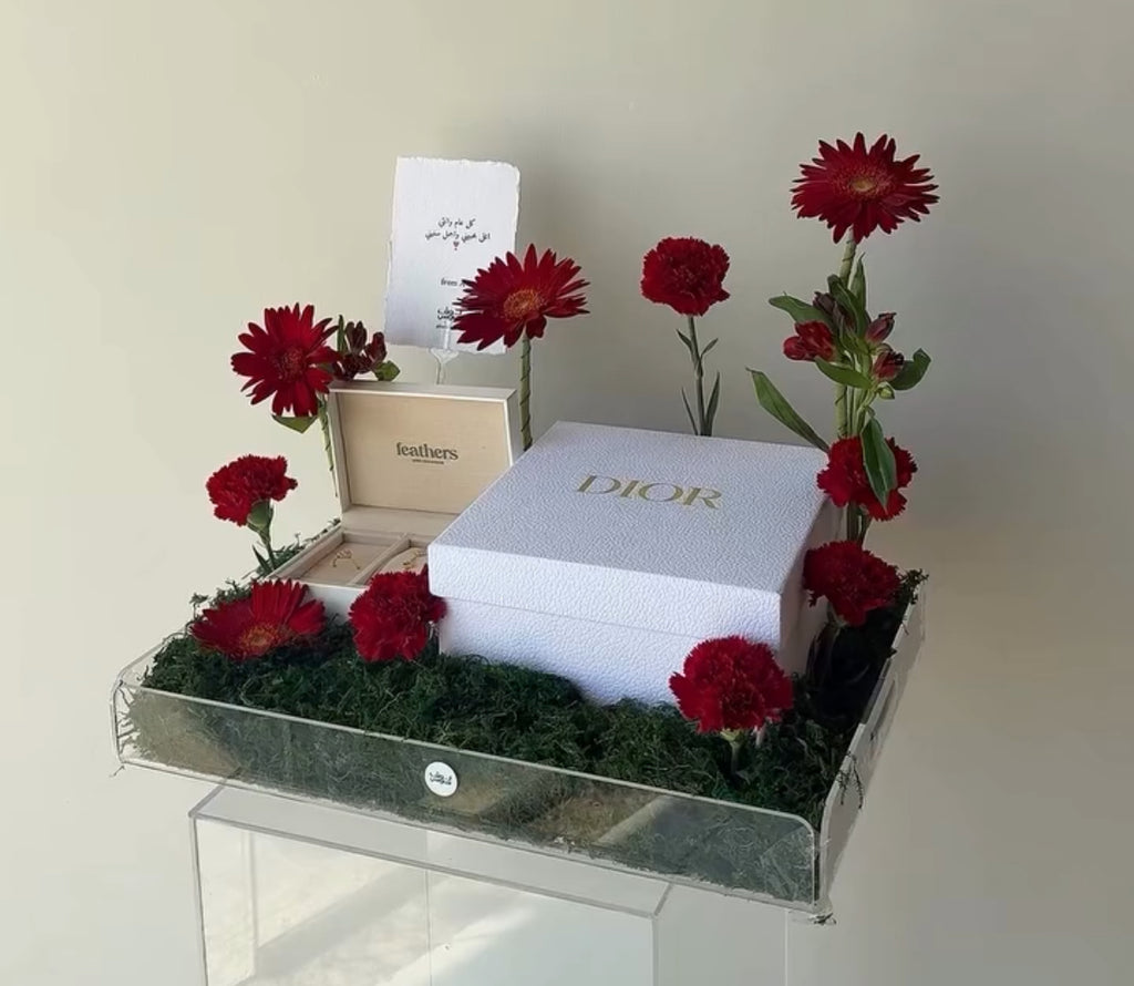 Feathers , dior ميكب و سوارة وخاتم من
