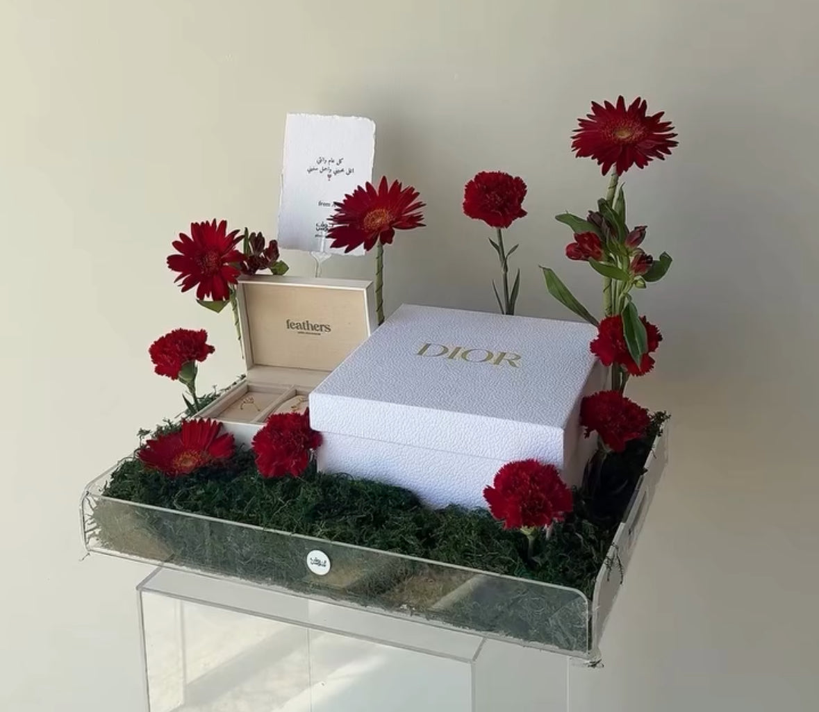 Feathers , dior ميكب و سوارة وخاتم من
