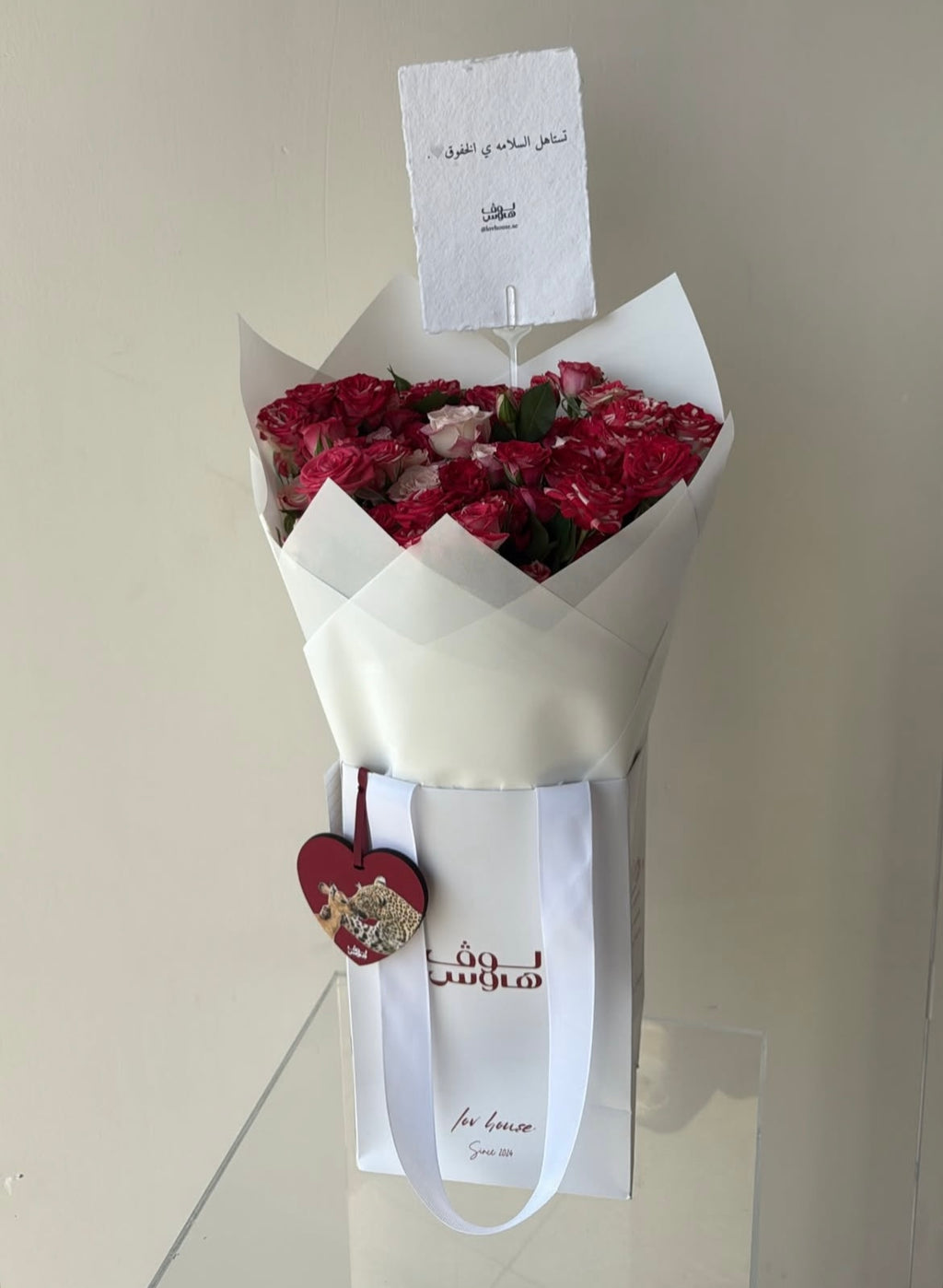باقة ورد وردية مع تعليقة سيارة