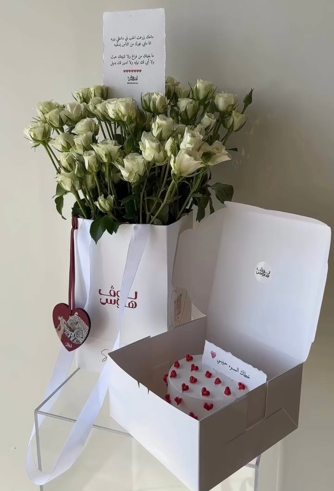 باقة بيضاء و كيكة قلوب وميدالية الغزال