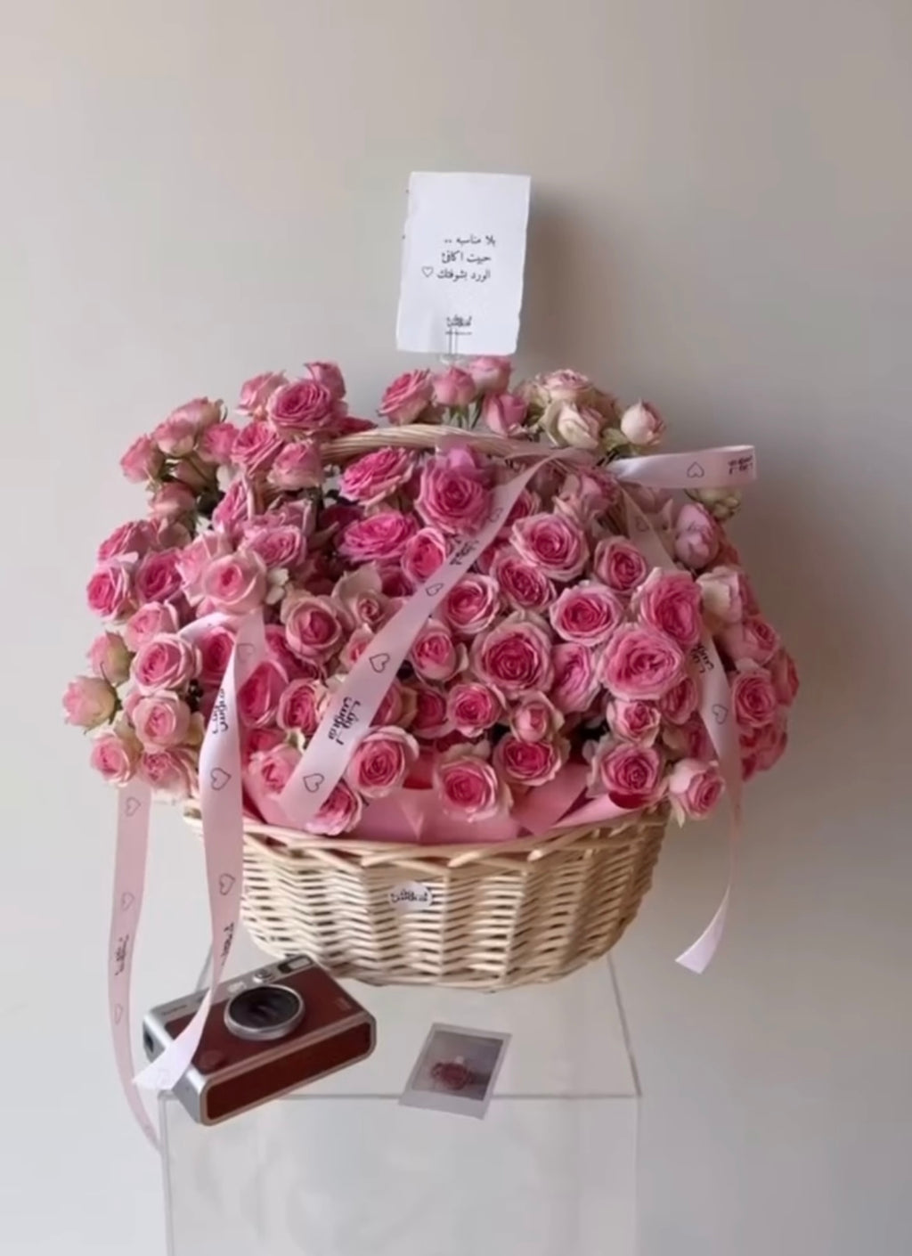 سلة ورد وردي كبيرة شامل صورة