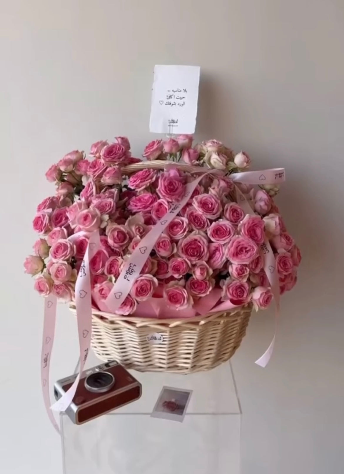 سلة ورد وردي كبيرة شامل صورة