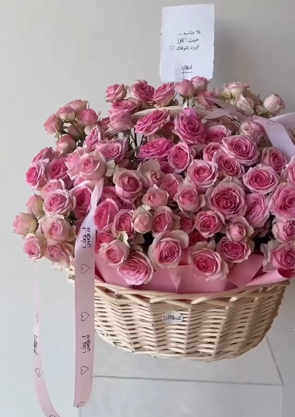 سلة ورد وردي كبيرة شامل صورة