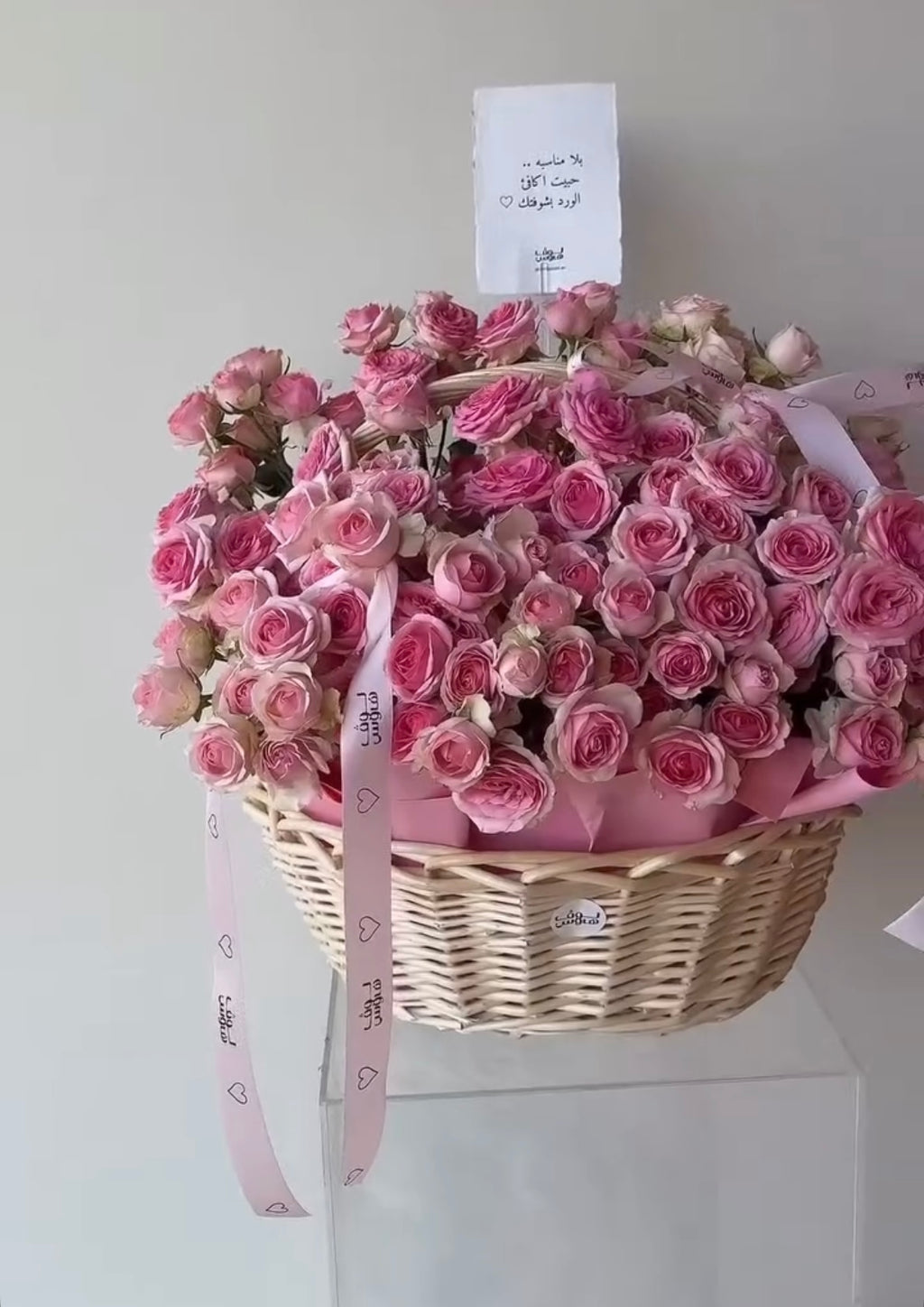 سلة ورد وردي كبيرة شامل صورة