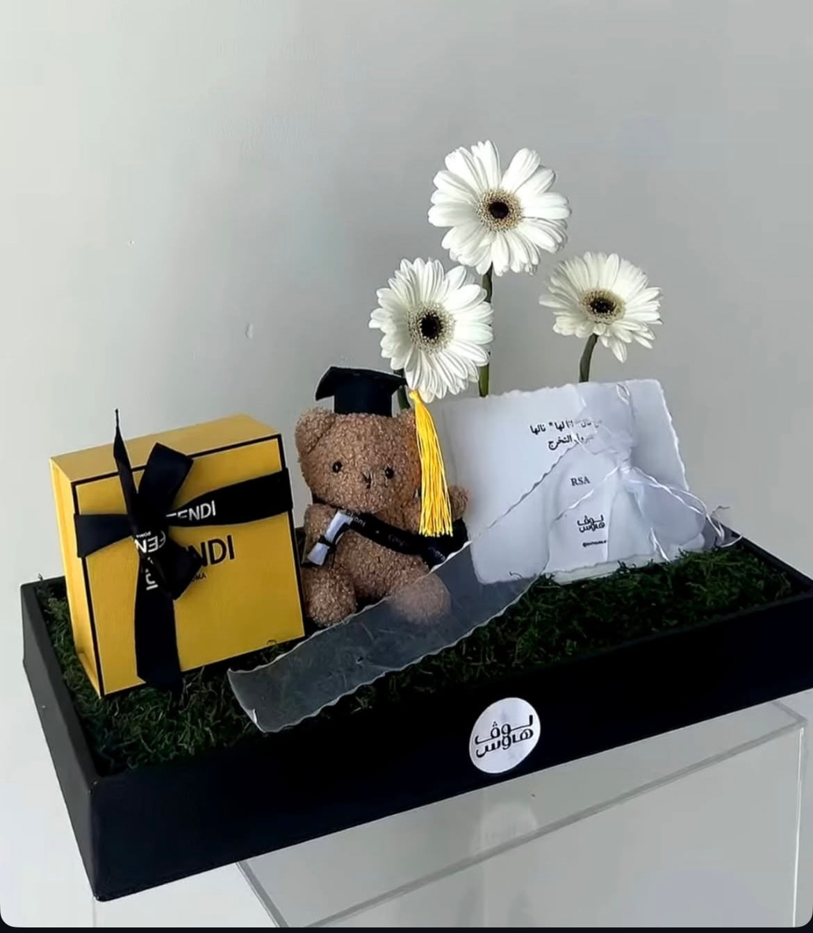 Fendi هدية تخرج مع حلق