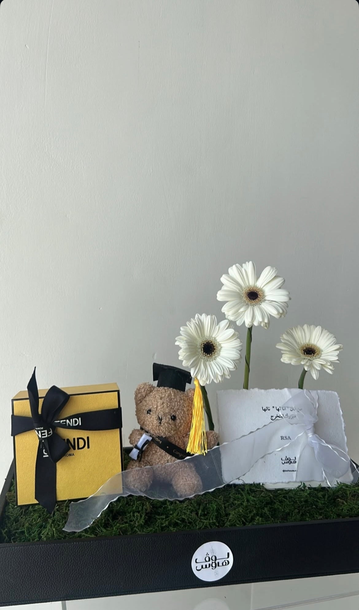 Fendi هدية تخرج مع حلق