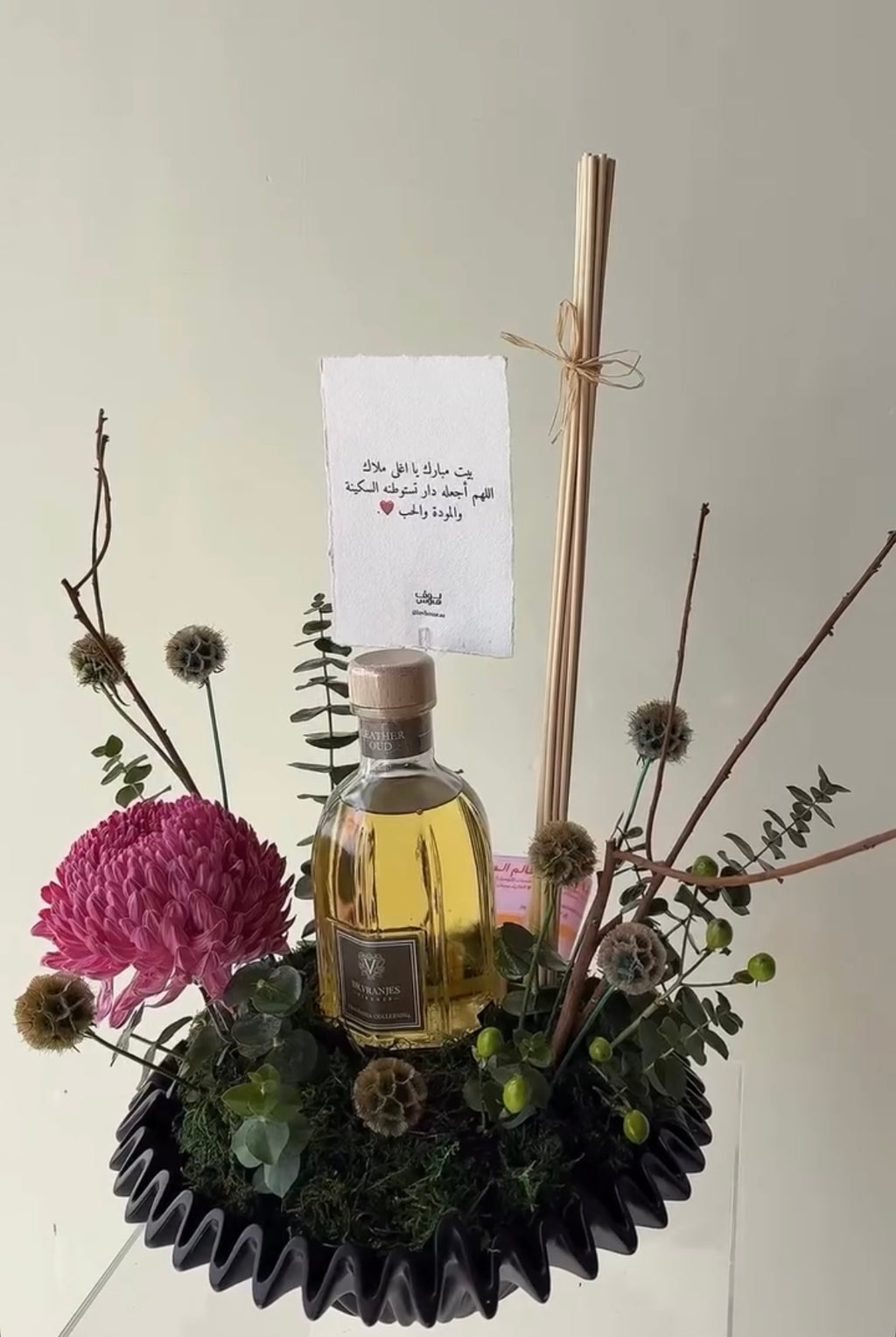 تنسيق فاخر بعطر العود وزهرة الأقحوان الوردية