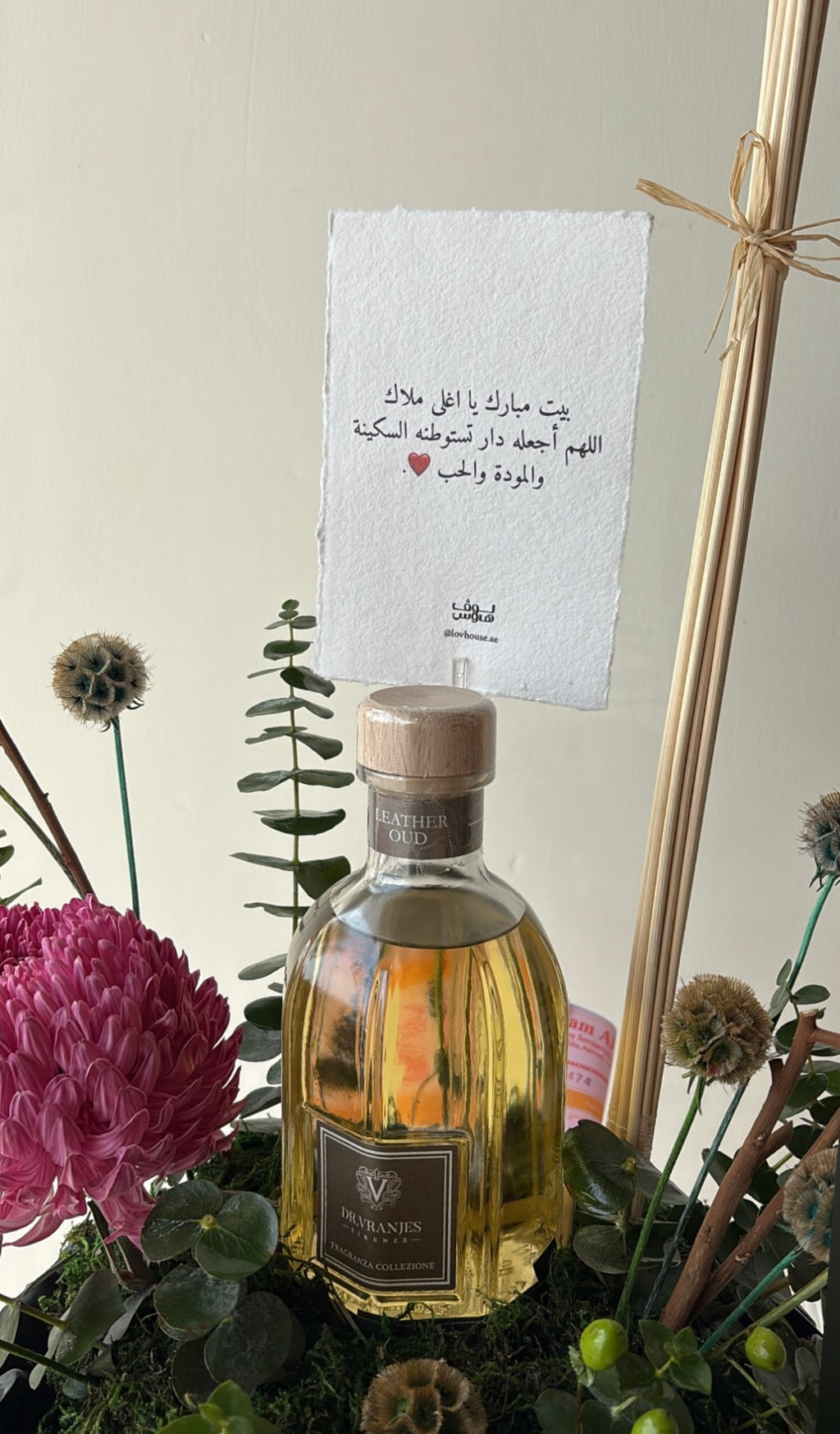 تنسيق فاخر بعطر العود وزهرة الأقحوان الوردية