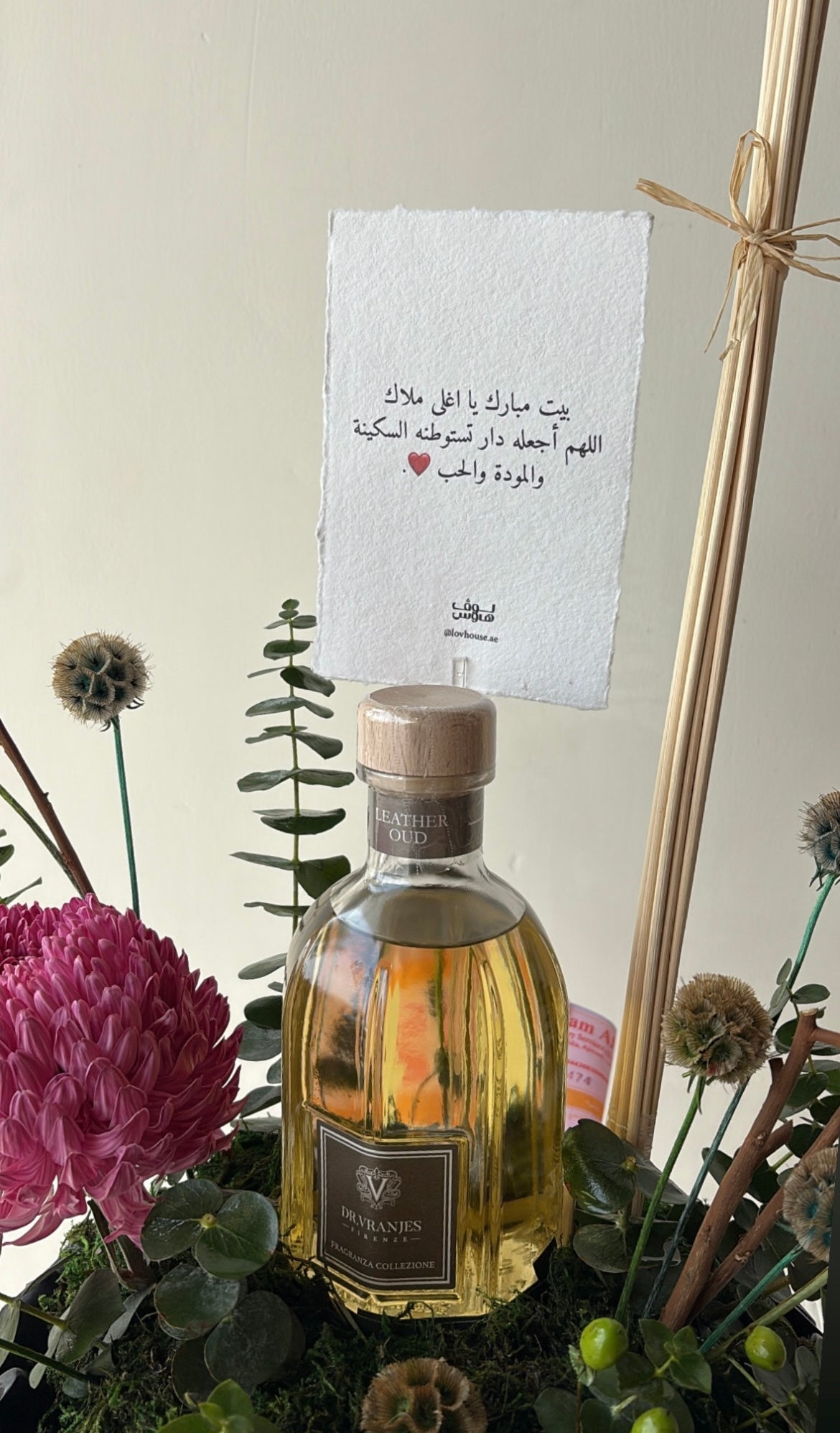تنسيق فاخر بعطر العود وزهرة الأقحوان الوردية