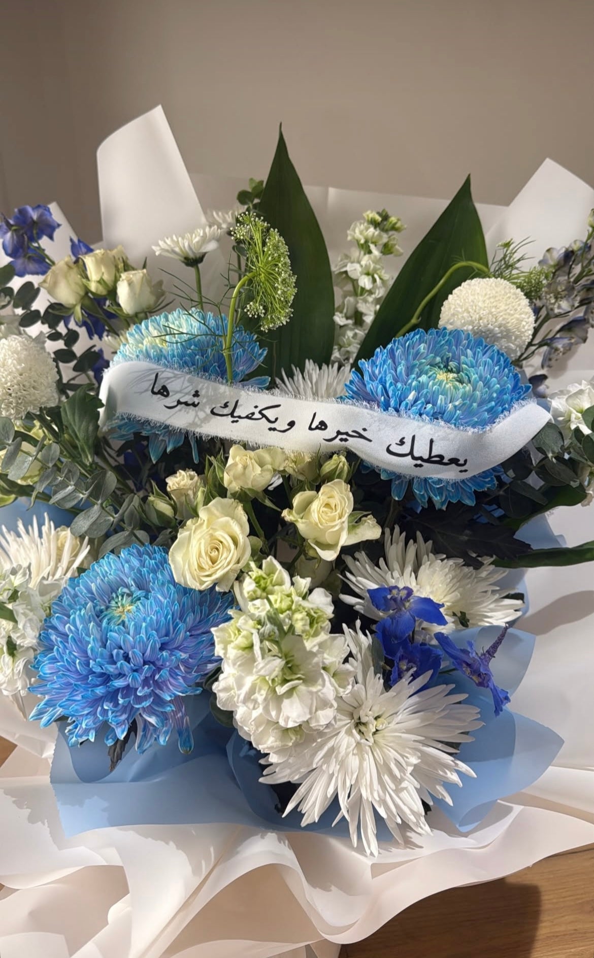 باقة باللونين الأزرق والأبيض مع كيكة وشريطة