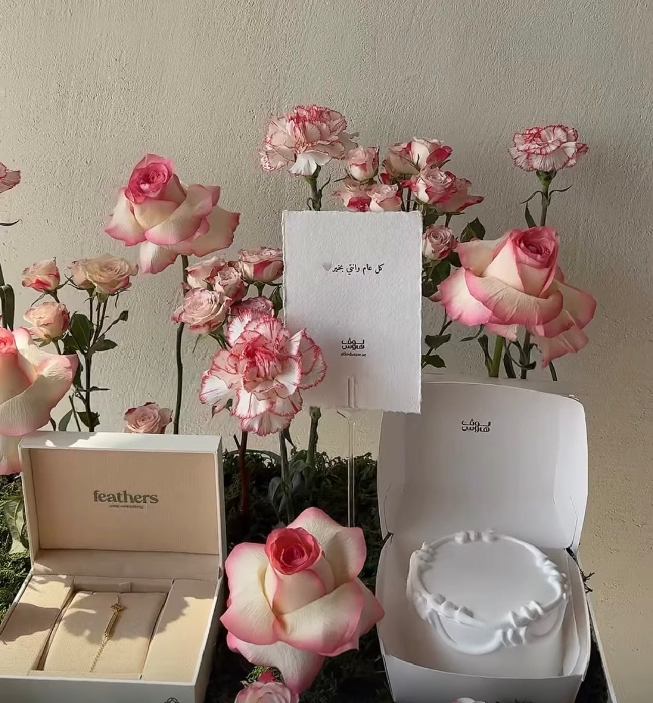 سوارة feathers مع ميني كيك