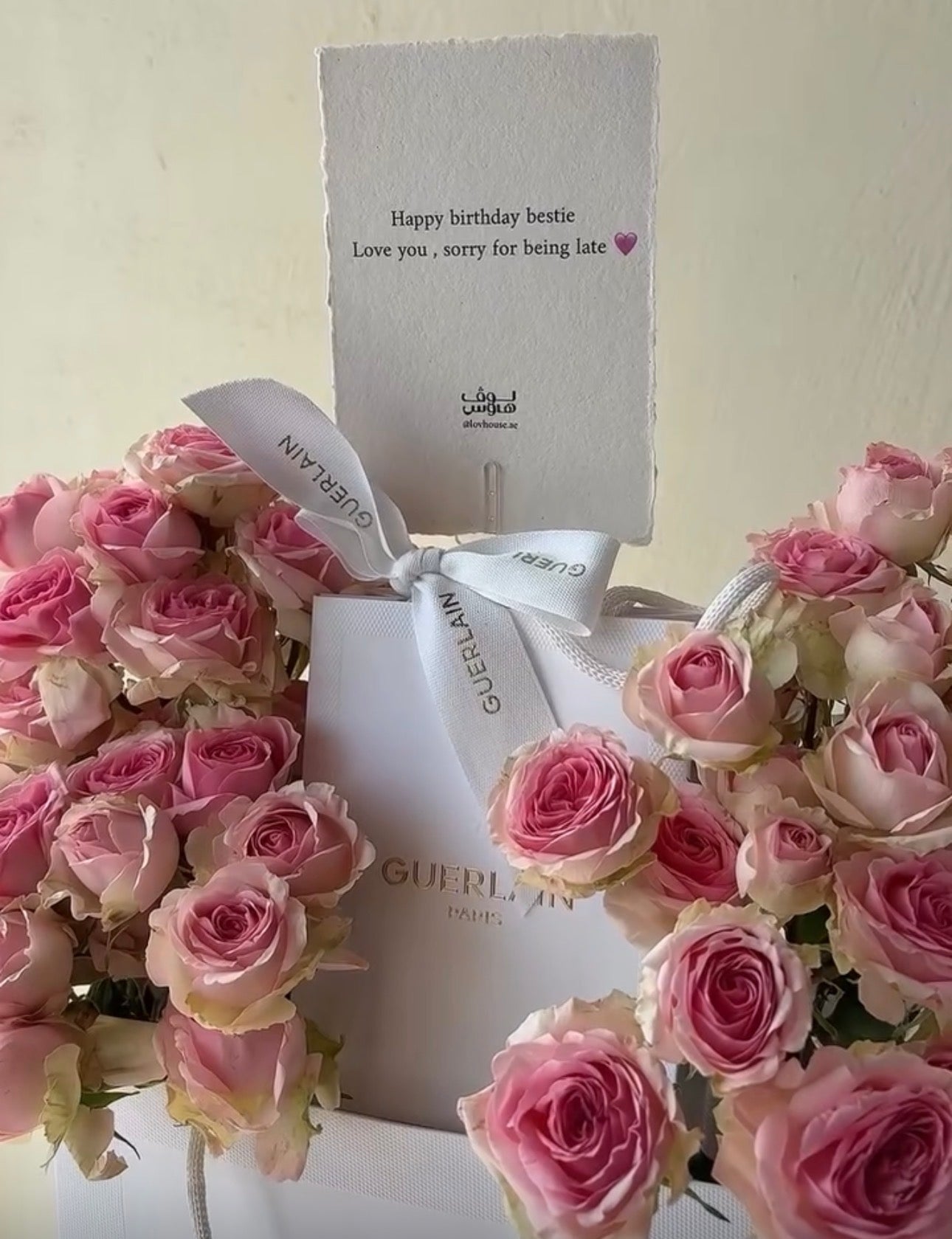 مع نحت الاسم Guerlain روج