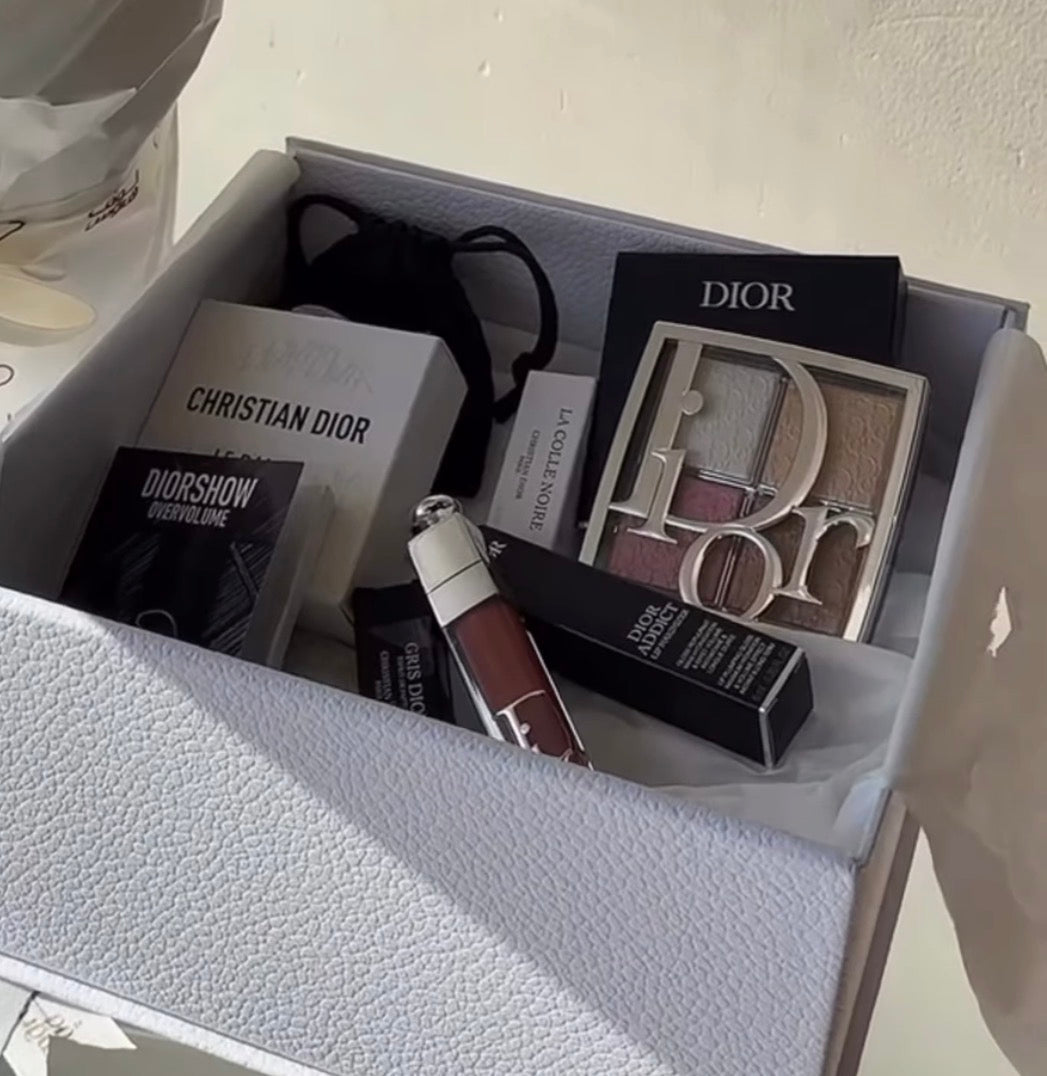dior وميكب Feathers عقد