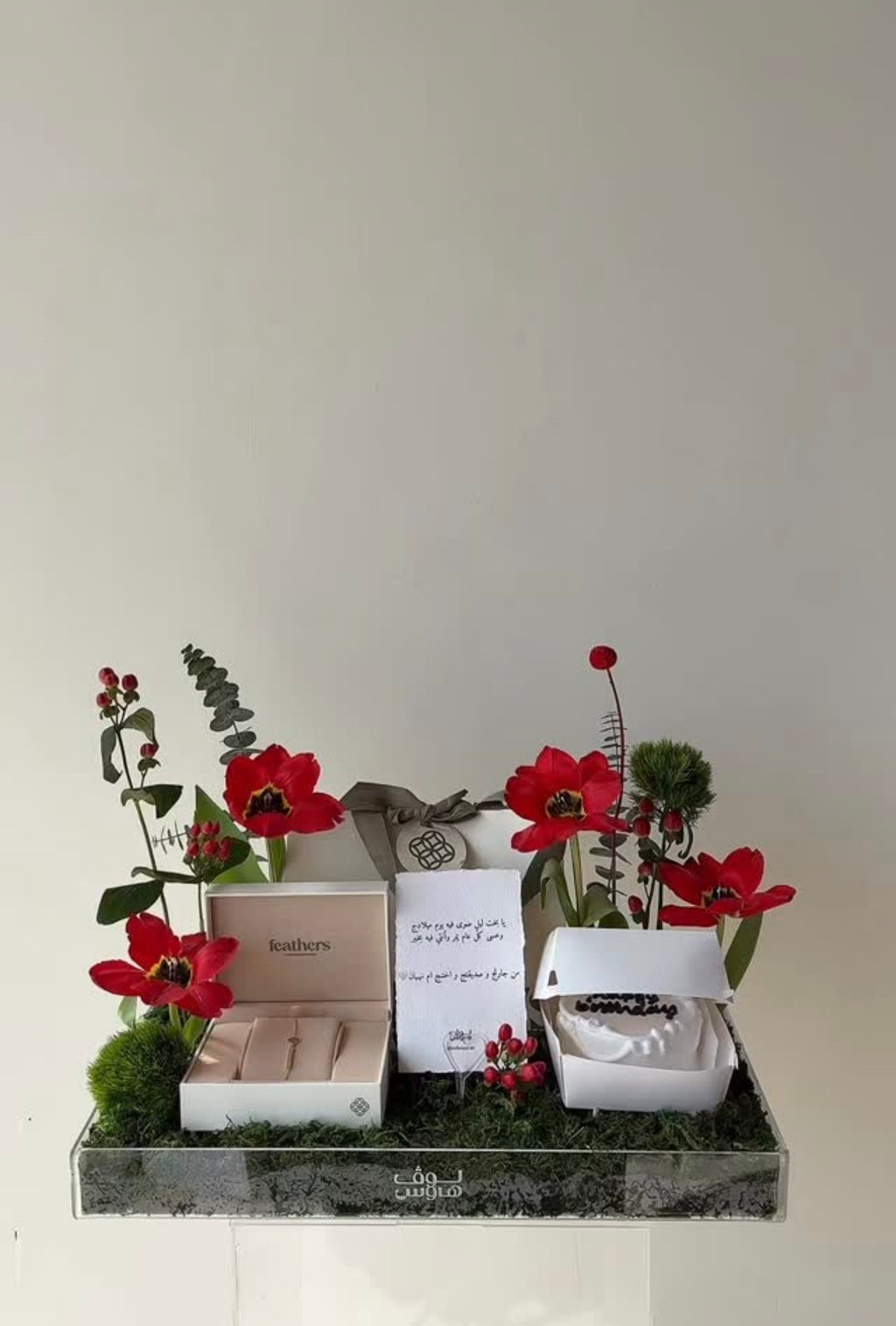 Feathersميني كيك مع سوارة