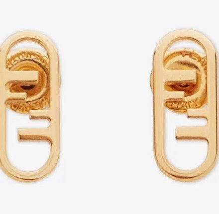 مع دبدوب تخرج Fendi حلق