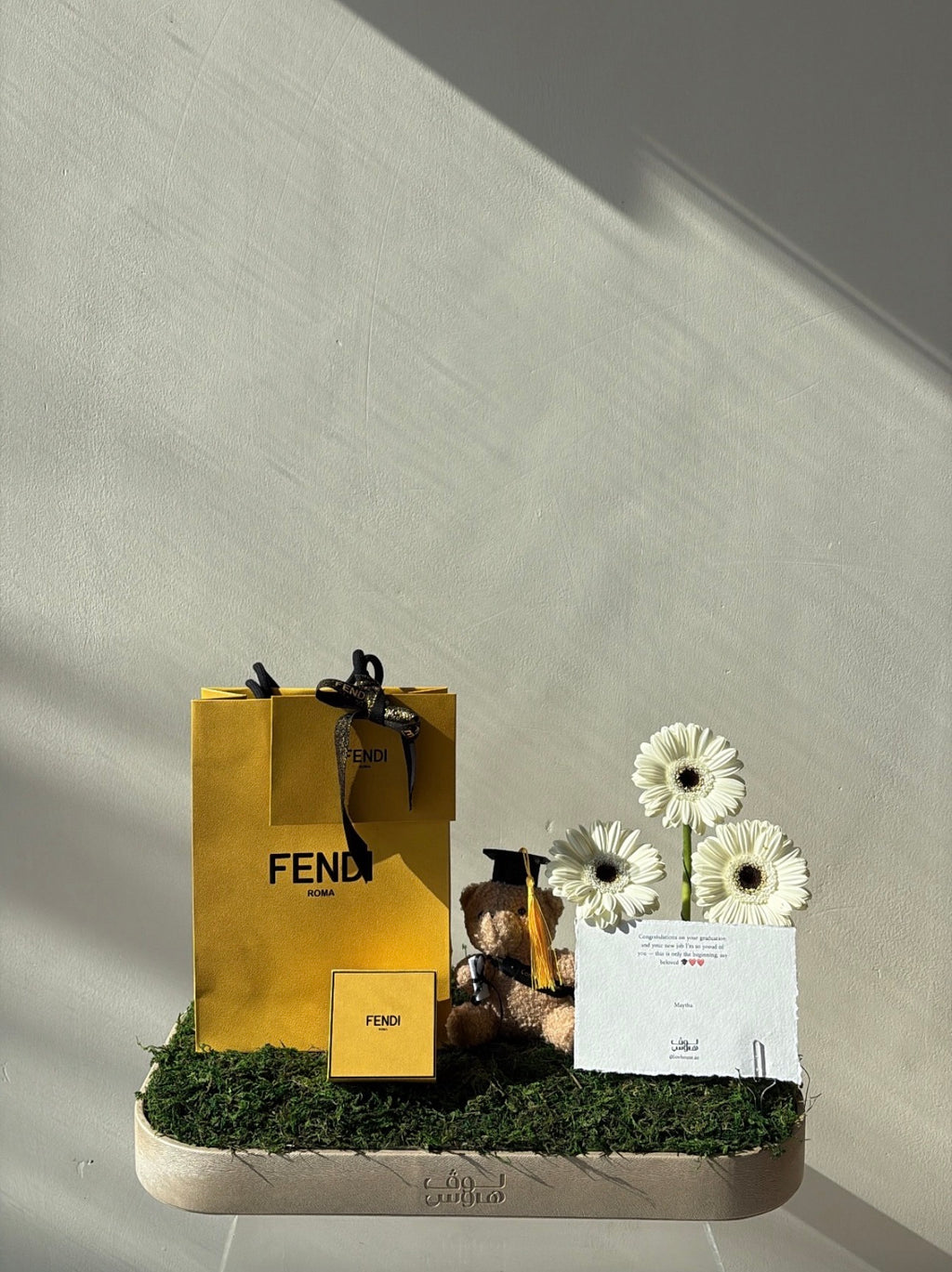 مع دبدوب تخرج Fendi حلق
