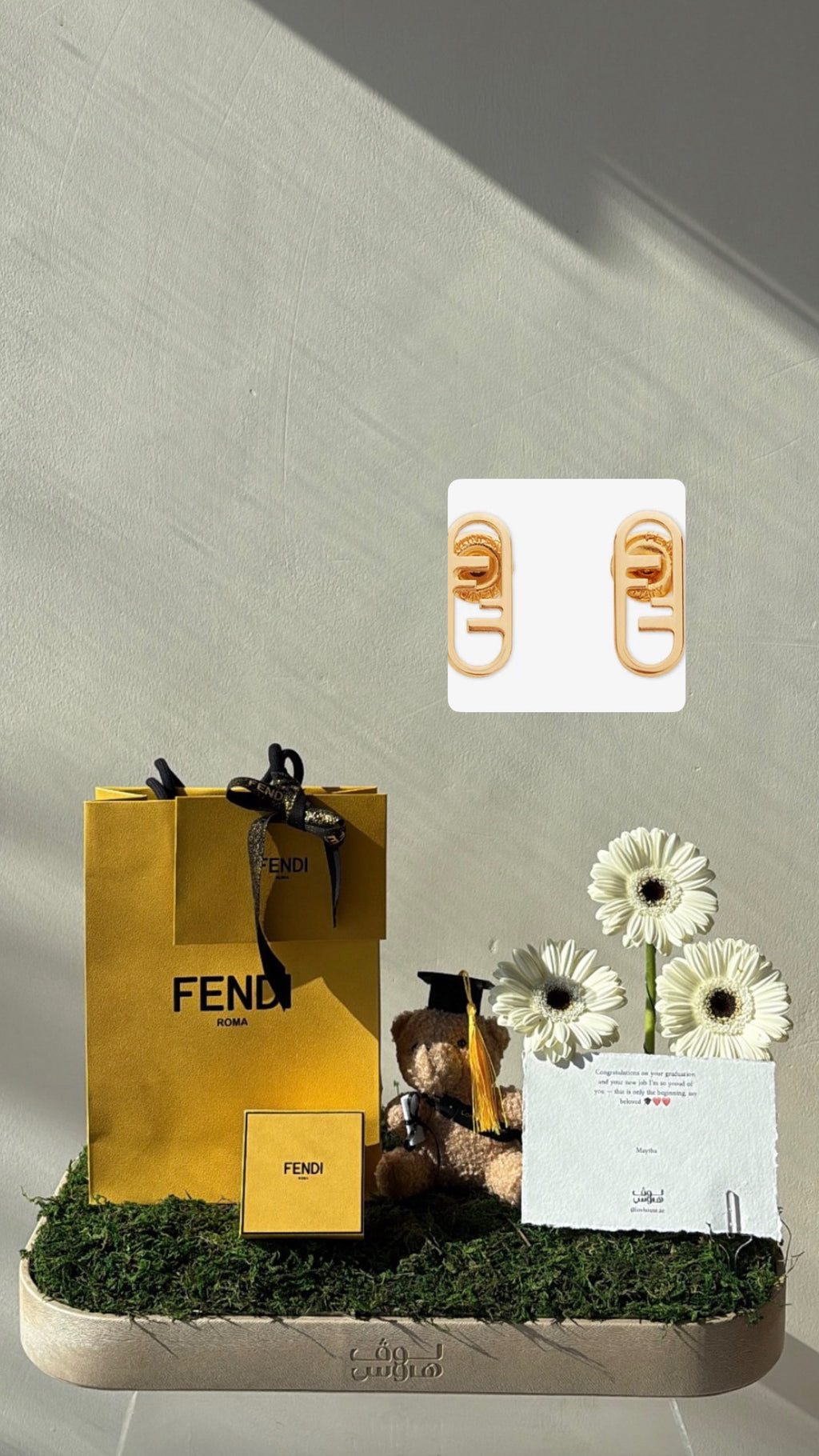 مع دبدوب تخرج Fendi حلق