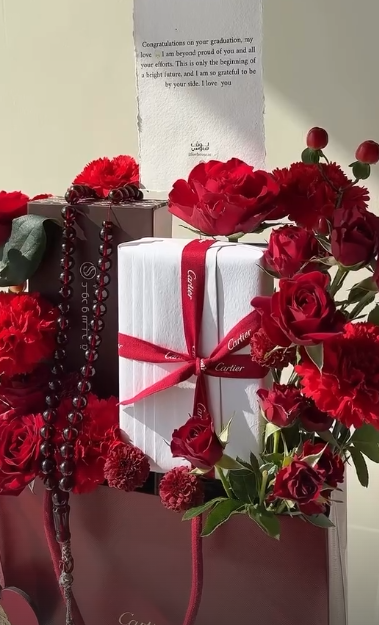 ومسباح مميز وميدالية ظبياني cartier  كارد هولدر