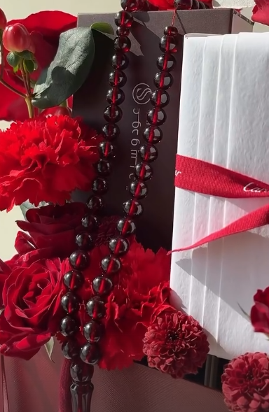 ومسباح مميز وميدالية ظبياني cartier  كارد هولدر