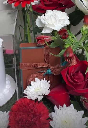 ومسباح مميز مع كيك Loro Piana  كارد هولدر