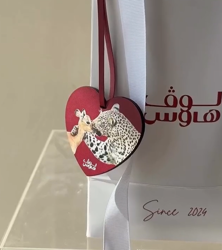 باقة ورد وردية مع تعليقة سيارة