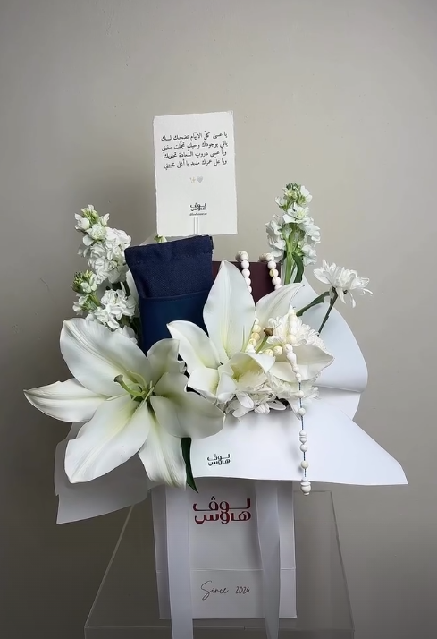 مسباح ابيض ونظارة شمسية من  Le Specs